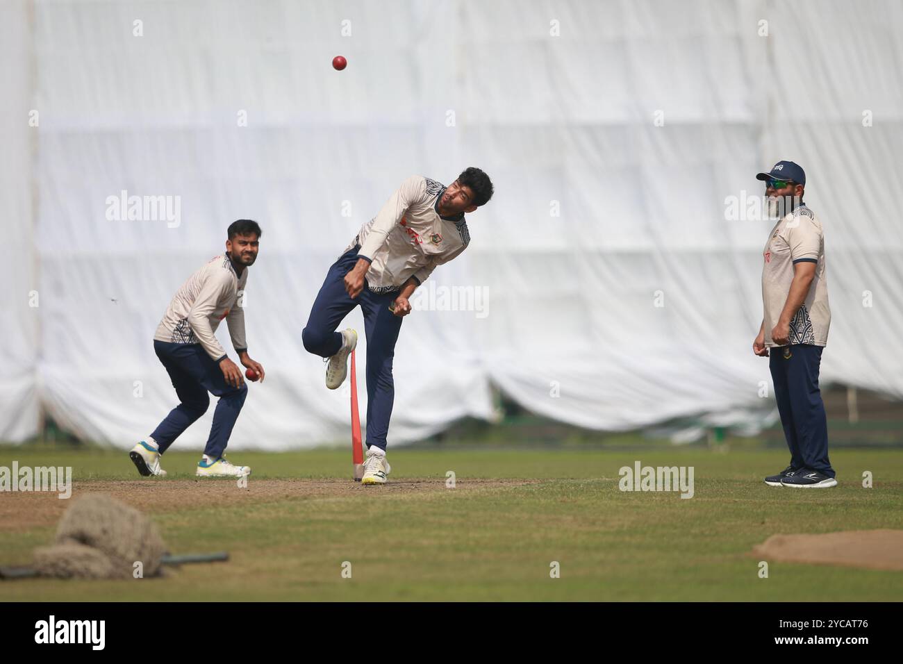 Das Bangladesche Team nimmt am 20. Oktober 2024 an einem Training im Sher-e-Bangla National Cricket Stadium (SBNCS) in Mirpur, Dhaka, Bangladesch Teil. Wie Sout Stockfoto