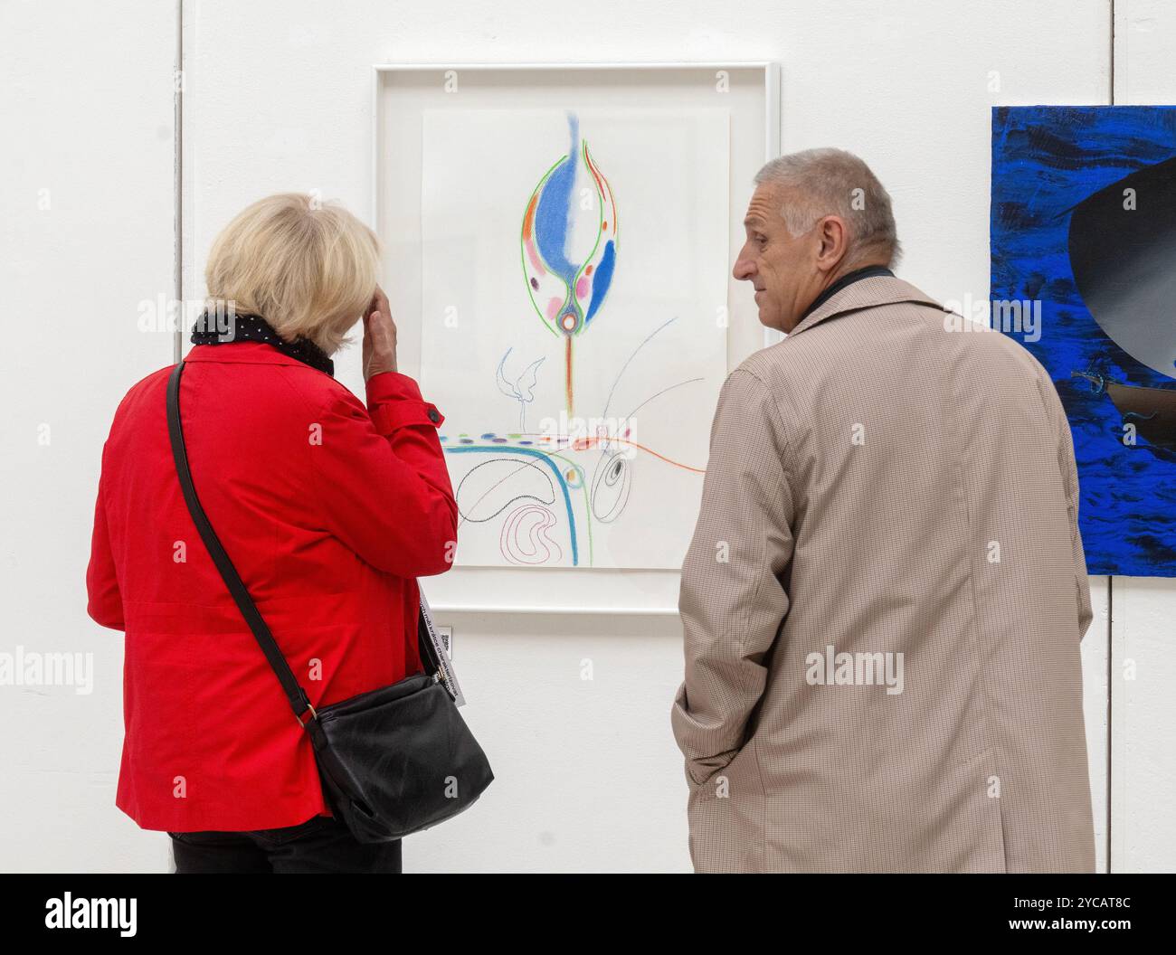 Prag, Tschechische Republik. Oktober 2024. Das Stück Two Angels Over Holice Hill von Karel Malich ist auf einer Ausstellung vor der Auktion von Art Capital in der Manes-Ausstellungshalle in Prag, Tschechien, am 22. Oktober 2024 zu sehen. Quelle: Michaela Rihova/CTK Photo/Alamy Live News Stockfoto