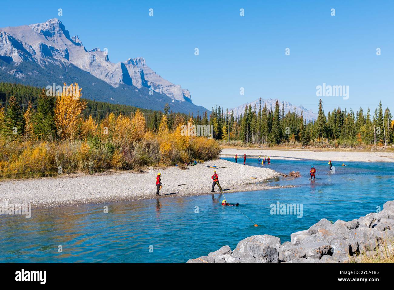 Canmore, Alberta, Kanada - 1. Oktober 2022: Training des Rescue Teams am Bow River im Herbst. Stockfoto