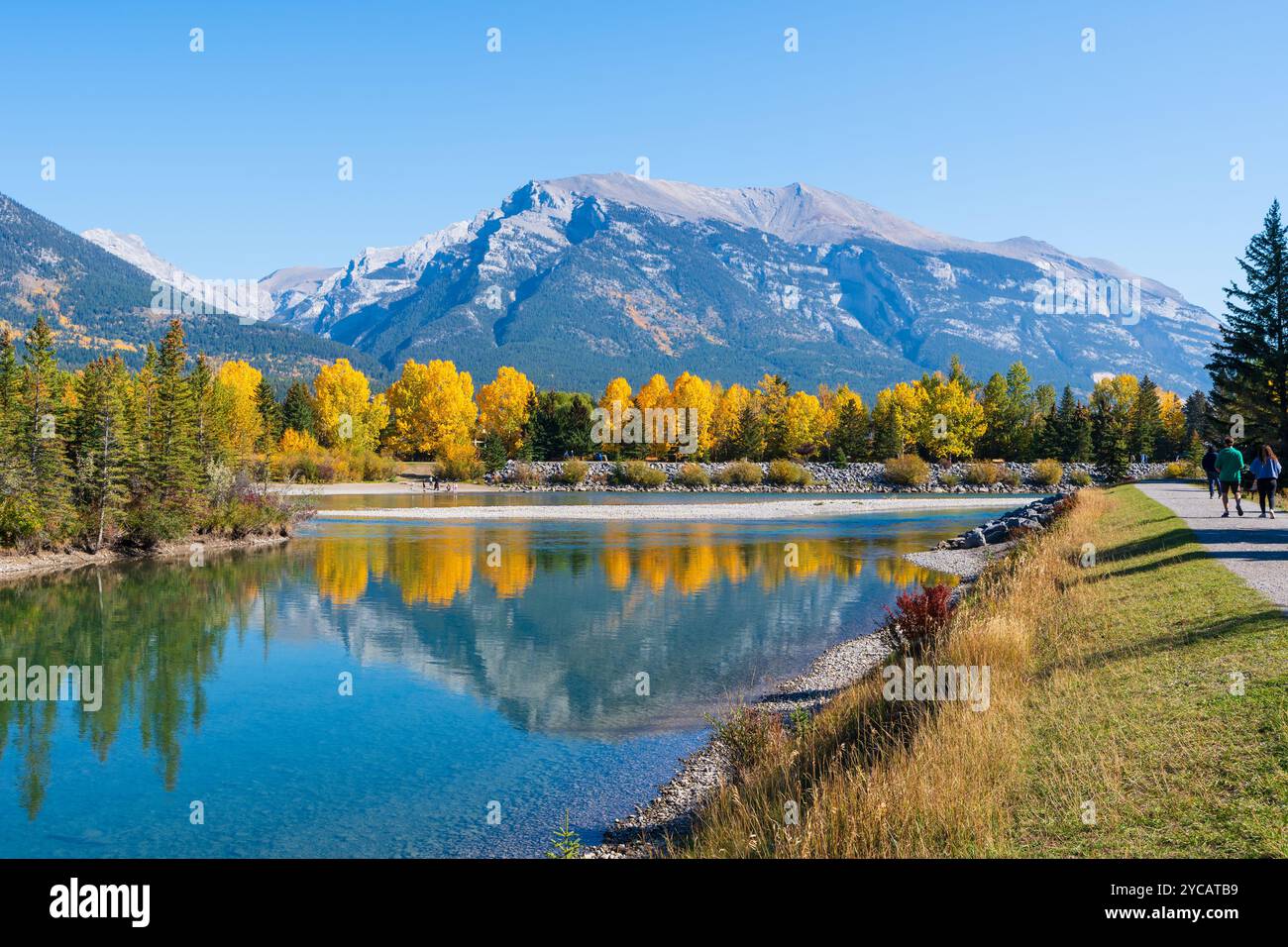 Im Herbst laufen die Menschen entlang des Bow River River Riverside Trail. Canmore, Alberta, Kanada. Rundle Plante Lane. Stockfoto