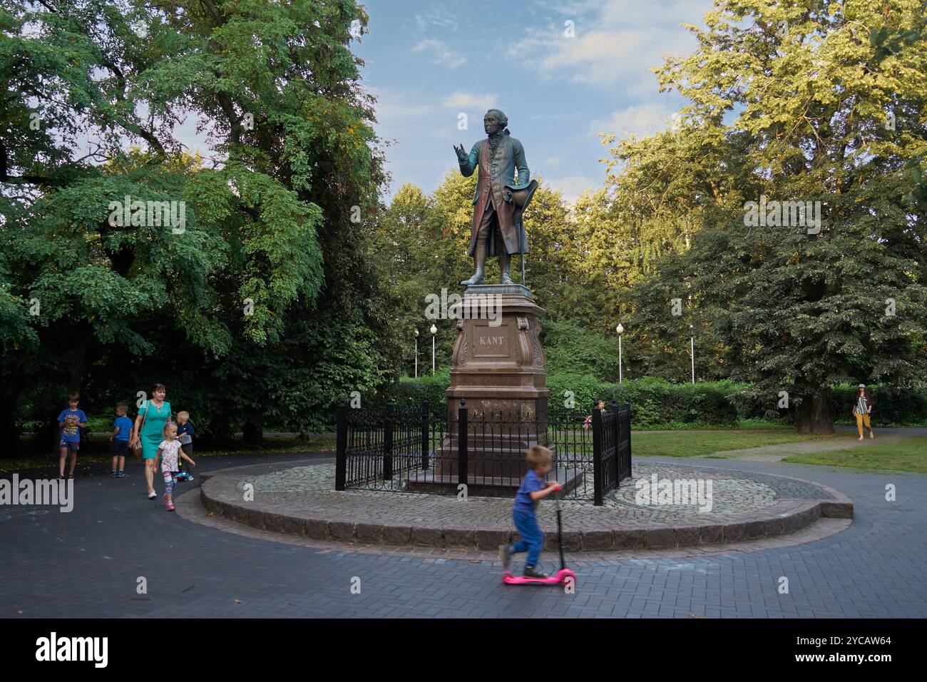 Statue von Immanuel Kant, Philosoph der Aufklärung, vor der Universität, Kaliningrad, Oblast Kaliningrad, Russland Stockfoto