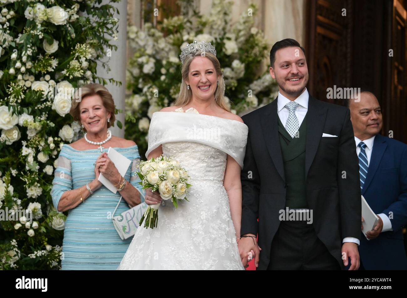 Athen, Griechenland. 28. September 2024. Prinzessin Theodora von Griechenland und Matthew Kumar verlassen nach ihrer Hochzeit die Metropolitan Cathedral von Athen, während sie von der ehemaligen Königin Anne-Marie von Griechenland beobachtet werden. Quelle: Dimitris Aspiotis/Alamy Stockfoto