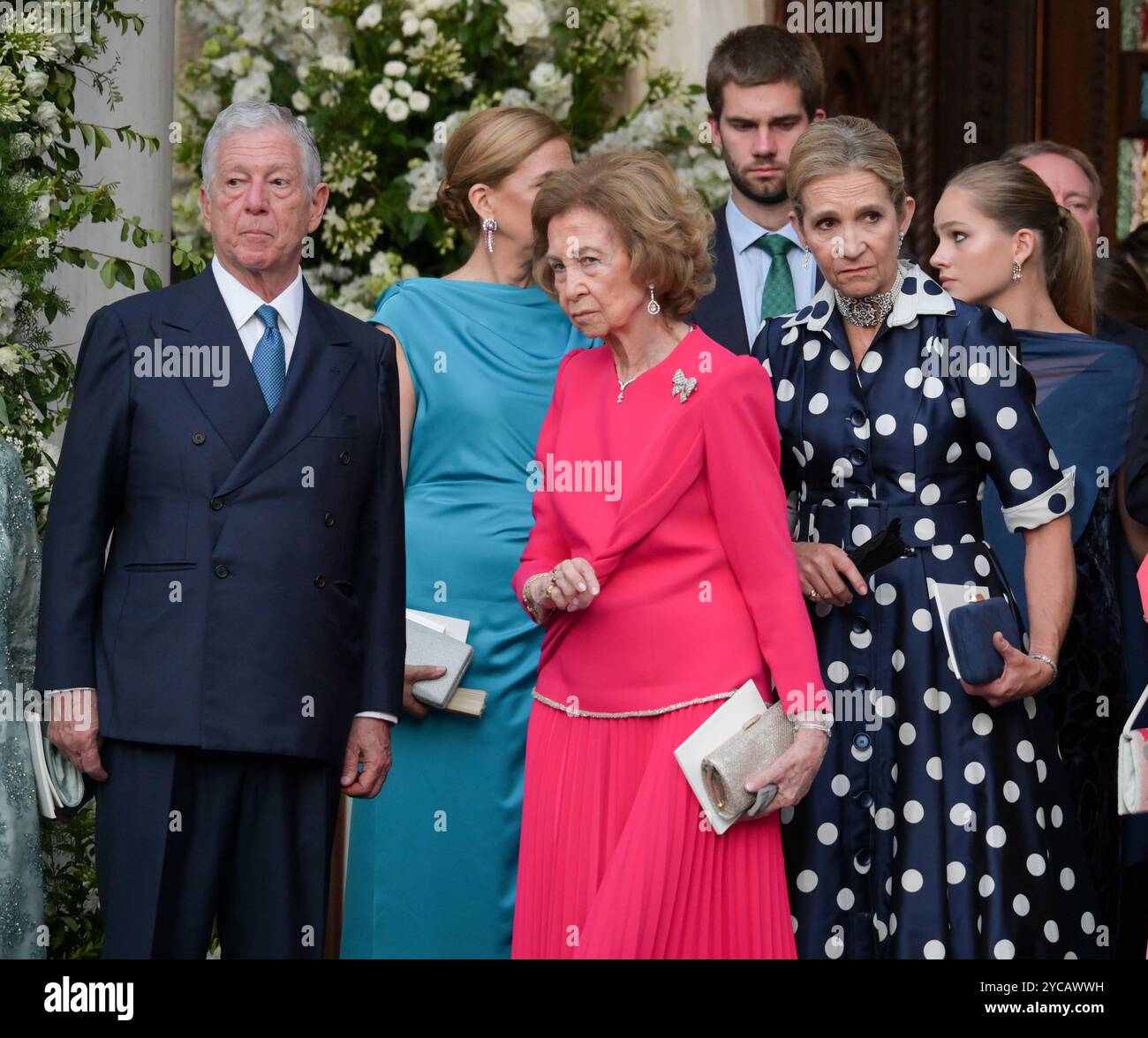 Athen, Griechenland. 28. September 2024. Kronprinz Alexander von Serbien, Königin Sofia von Spanien und Infantin Elena, Herzogin von Lugo, verlassen die Metropolitan Cathedral nach der Hochzeit von Prinzessin Theodora von Griechenland mit Matthew Kumar. Quelle: Dimitris Aspiotis/Alamy Stockfoto