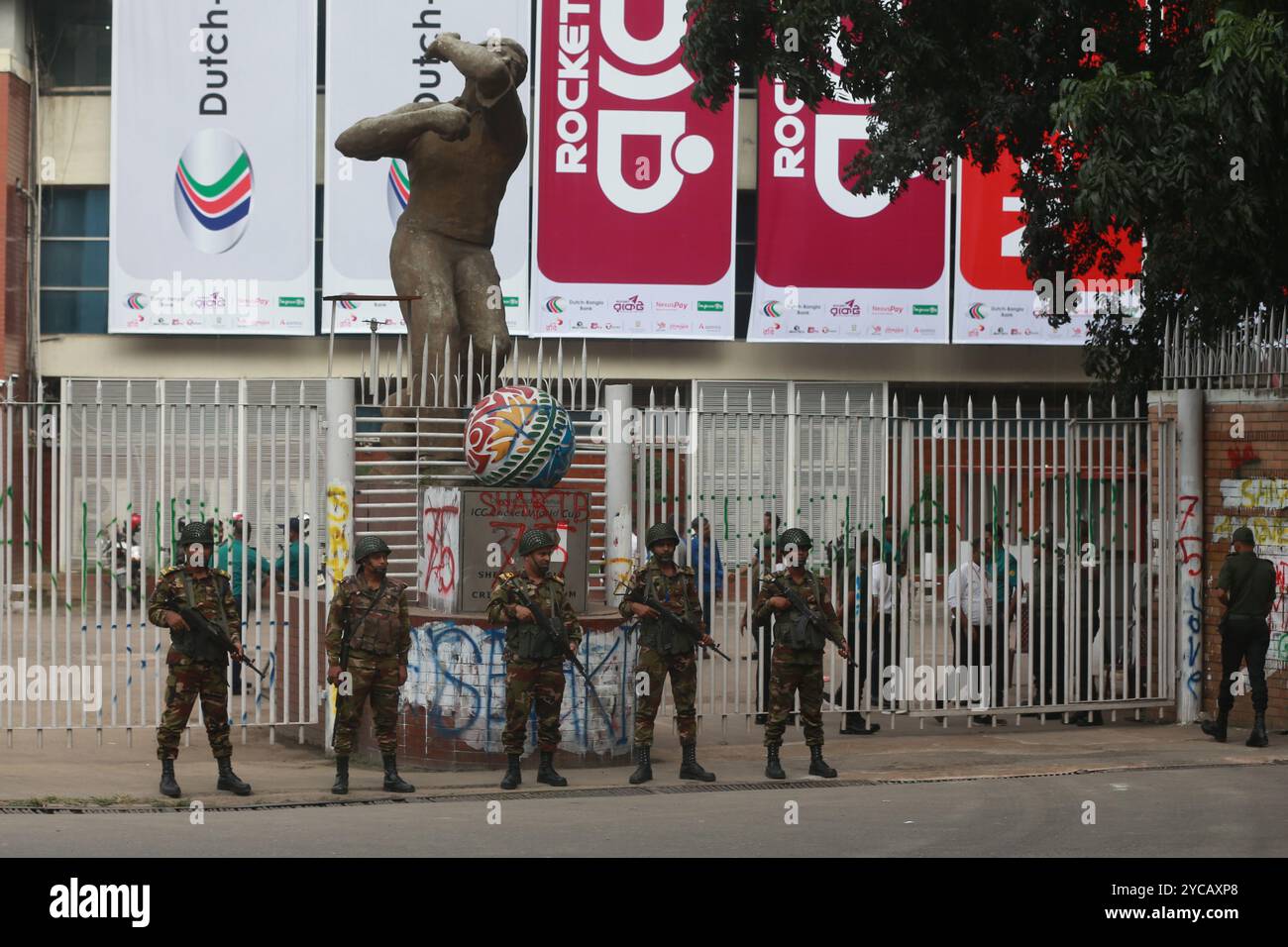 Mitglieder der Law-Enforce stehen am 20. Oktober 2024 vor dem Sher-e-Bangla National Cricket Stadium in Mirpur, Dhaka, Bangladesch. Stockfoto