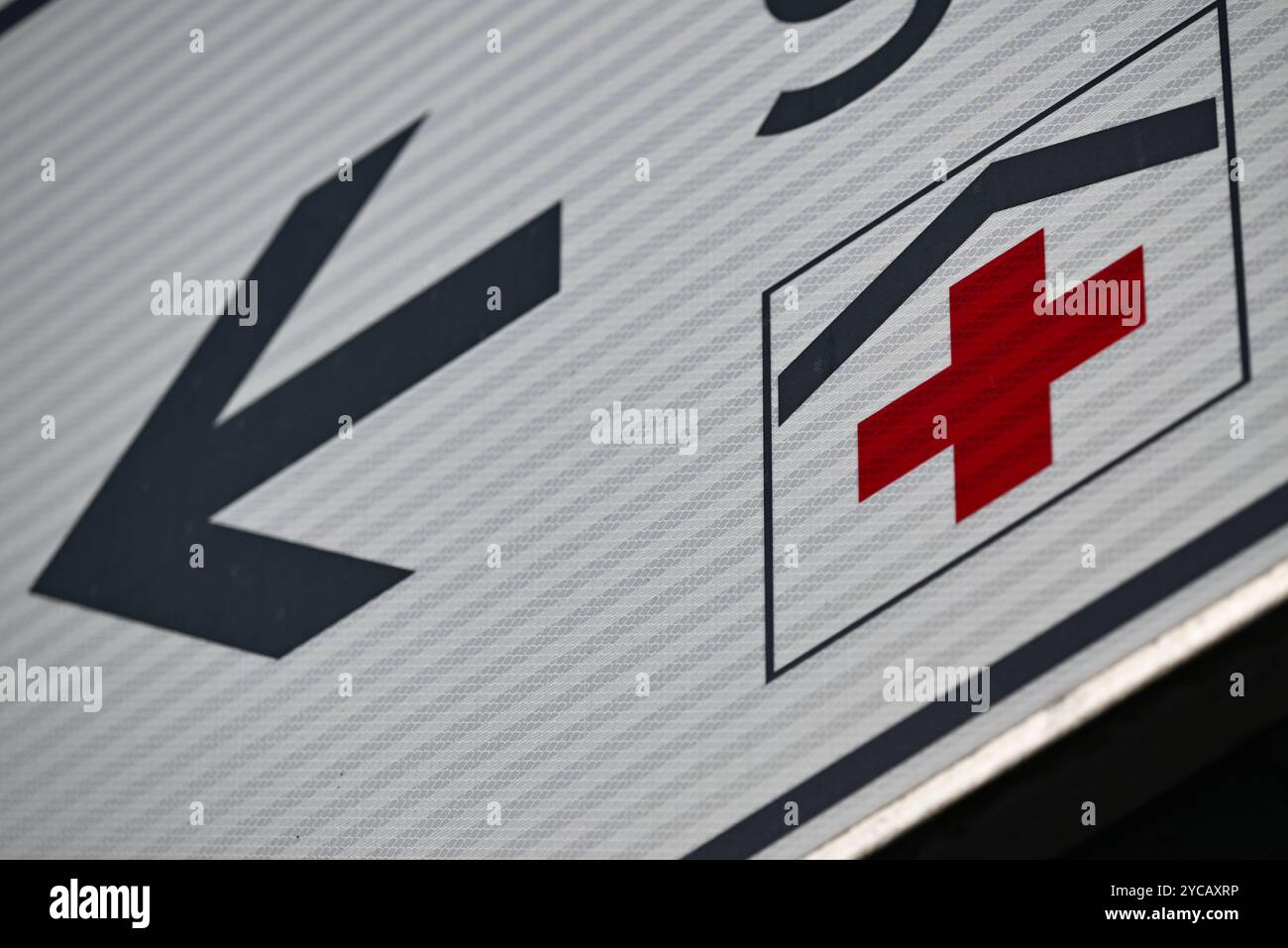 Strassenschild Mit Kreuz