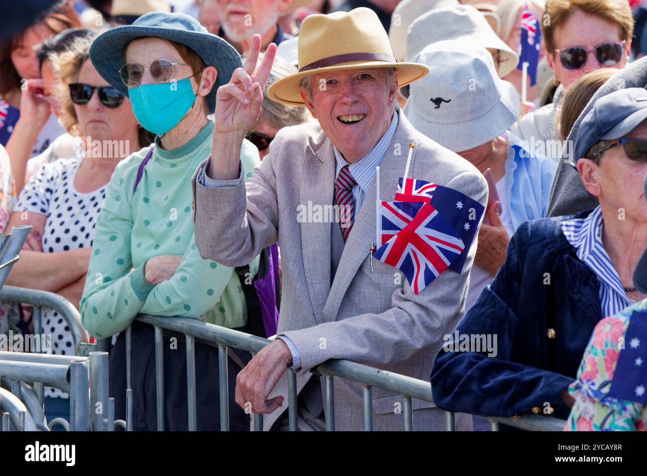 Sydney, Australien. Oktober 2024. Ein Zuschauer posiert für die Kamera, bevor Königin Camilla und König Charles III. Am 22. Oktober 2024 in Sydney, Australien, das Opernhaus von Sydney besuchen. Credit: IOIO IMAGES/Alamy Live News Stockfoto