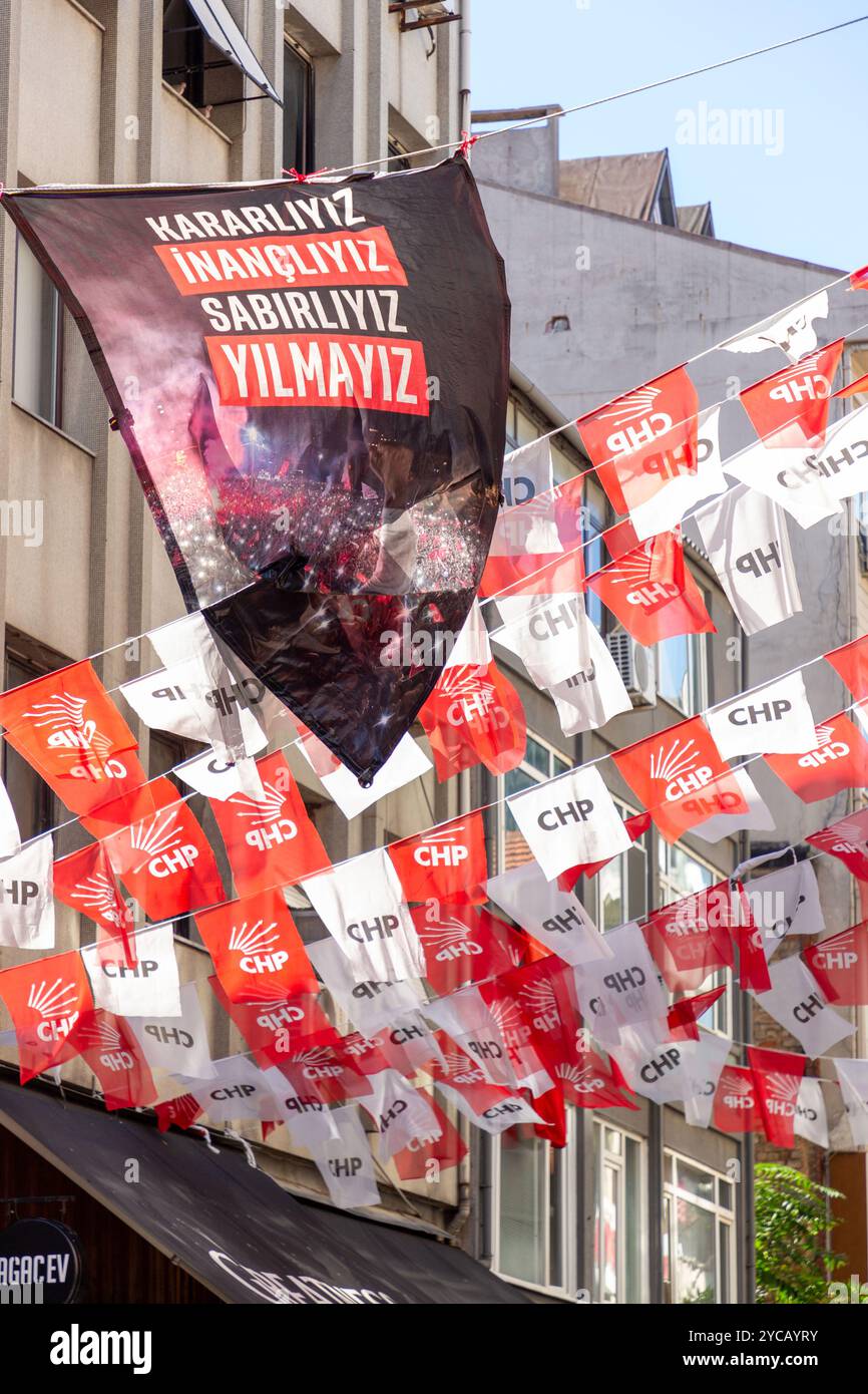 Istanbul, Turkiye - 8. Oktober 2024: Banner und Flaggen der Republikanischen Volkspartei CHP, einer kemalistischen und sozialdemokratischen politischen Partei in der Türkei. Stockfoto