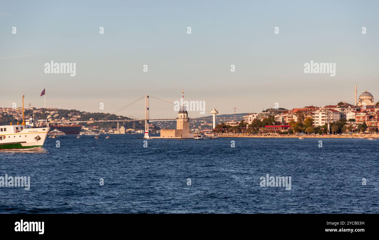 Istanbul, Turkiye – 8. Oktober 2024: Der Turm der Jungfrau oder der Turm des Leanders ist seit der byzantinischen Zeit ein Turm auf einer kleinen Insel im Süden Stockfoto