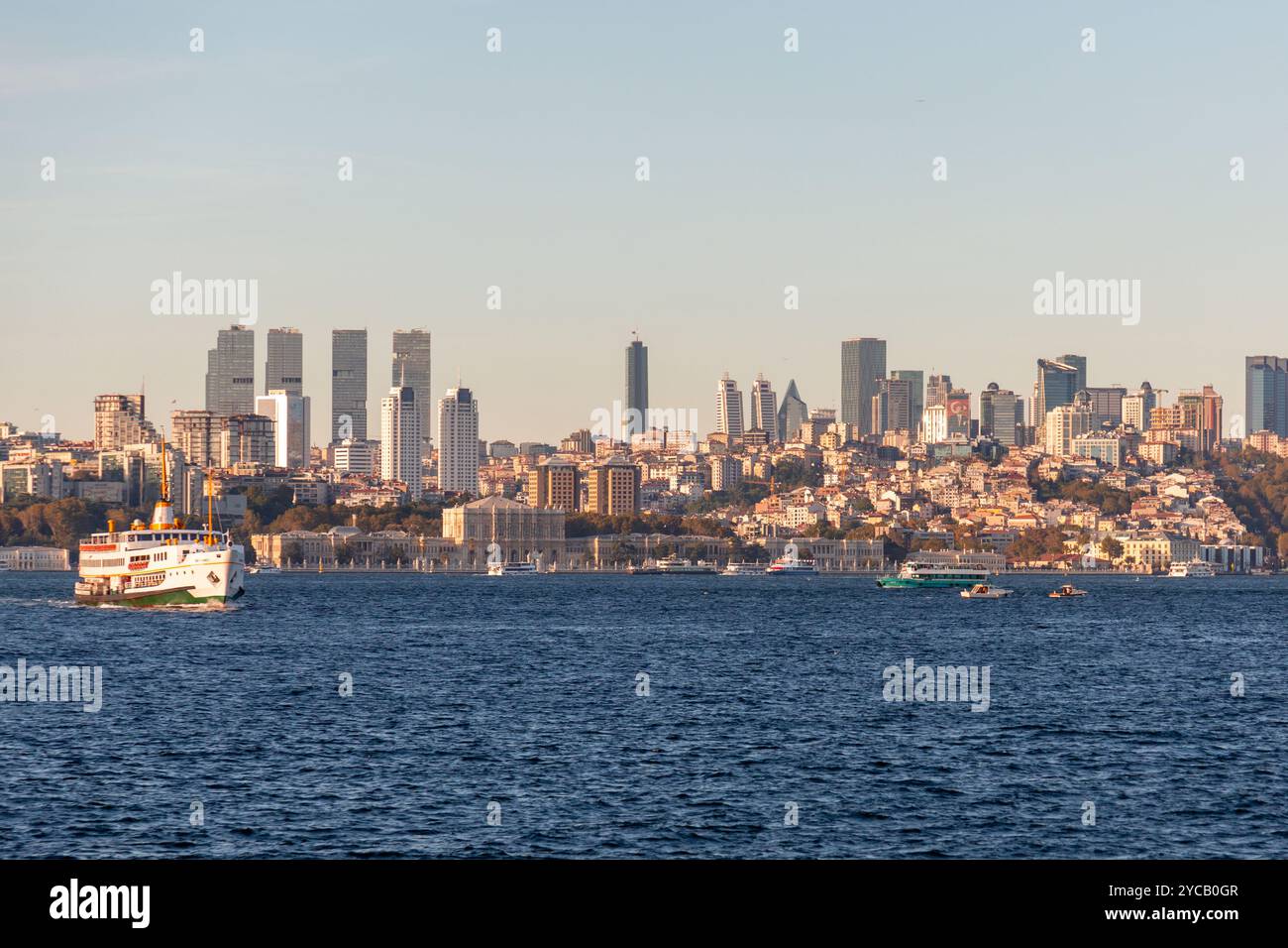 Istanbul, Turkiye - 8. OKT 2024: Blick auf die Skyline von Istanbul aus der Mitte des Bosporus, Wohngebäude, Geschäftstürme und Moscheen Stockfoto