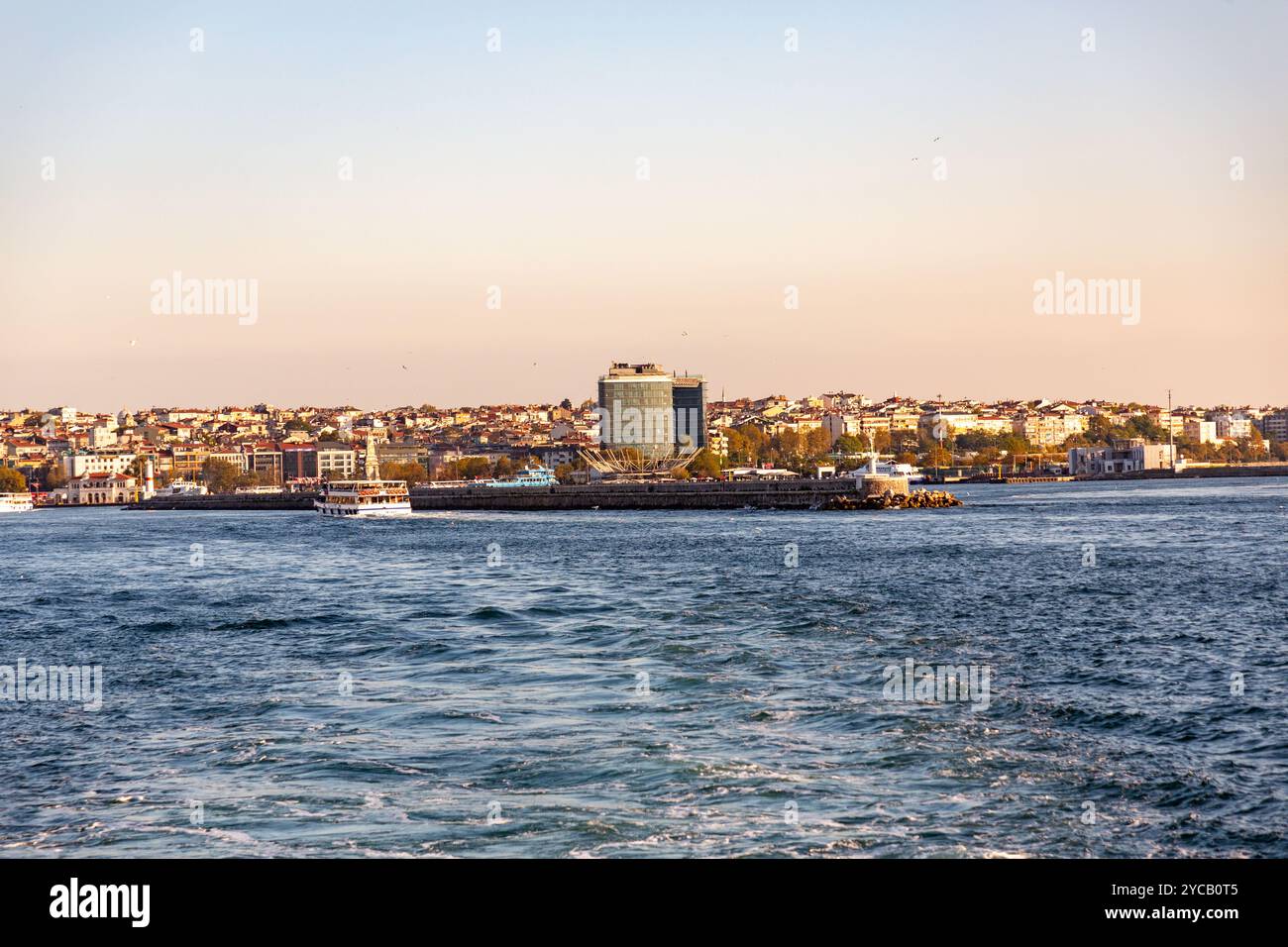 Istanbul, Turkiye - 8. OKT 2024: Blick auf die Skyline von Istanbul aus der Mitte des Bosporus, Wohngebäude, Geschäftstürme und Moscheen Stockfoto