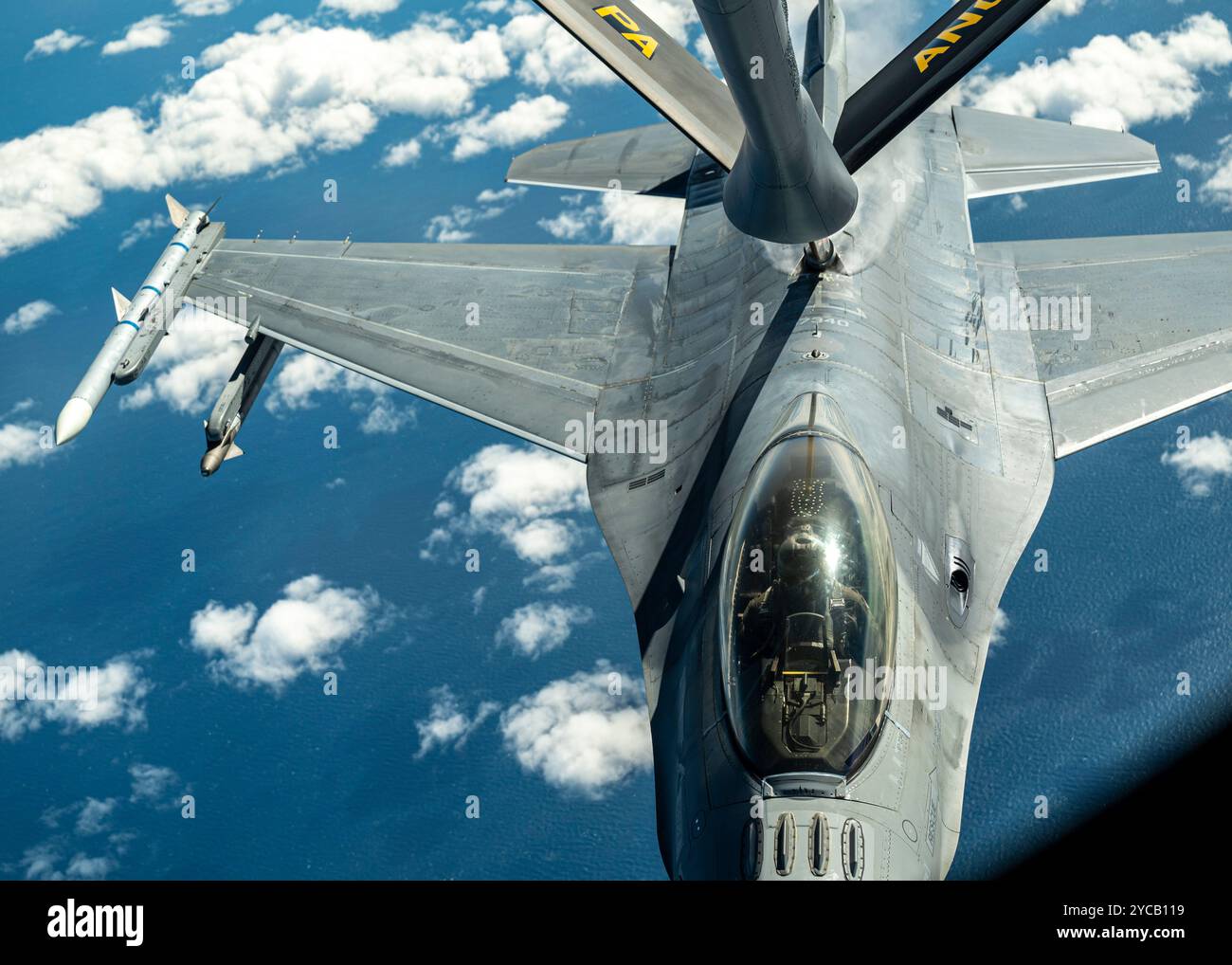 Ein F-16C-Kampfflugzeug der US Air Force, das dem 177th Fighter Wing, New Jersey Air National Guard, zugeordnet ist, folgt einem KC-135 Stratotanker Stockfoto