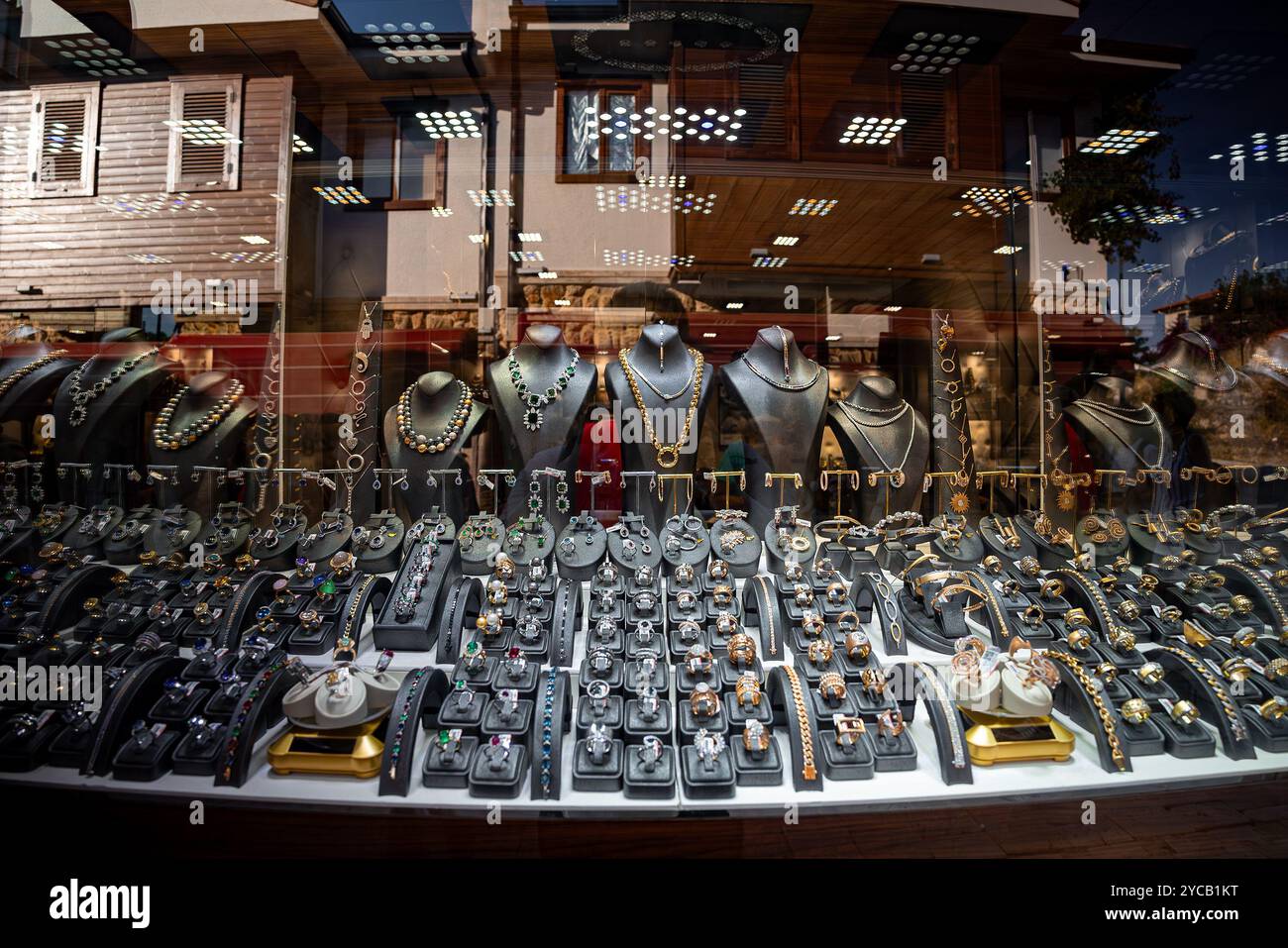 Side, Türkei - 06.06.2024: Luxuriöse Schmuckausstellung in einer türkischen Boutique. Redaktionelle Verwendung. Stockfoto