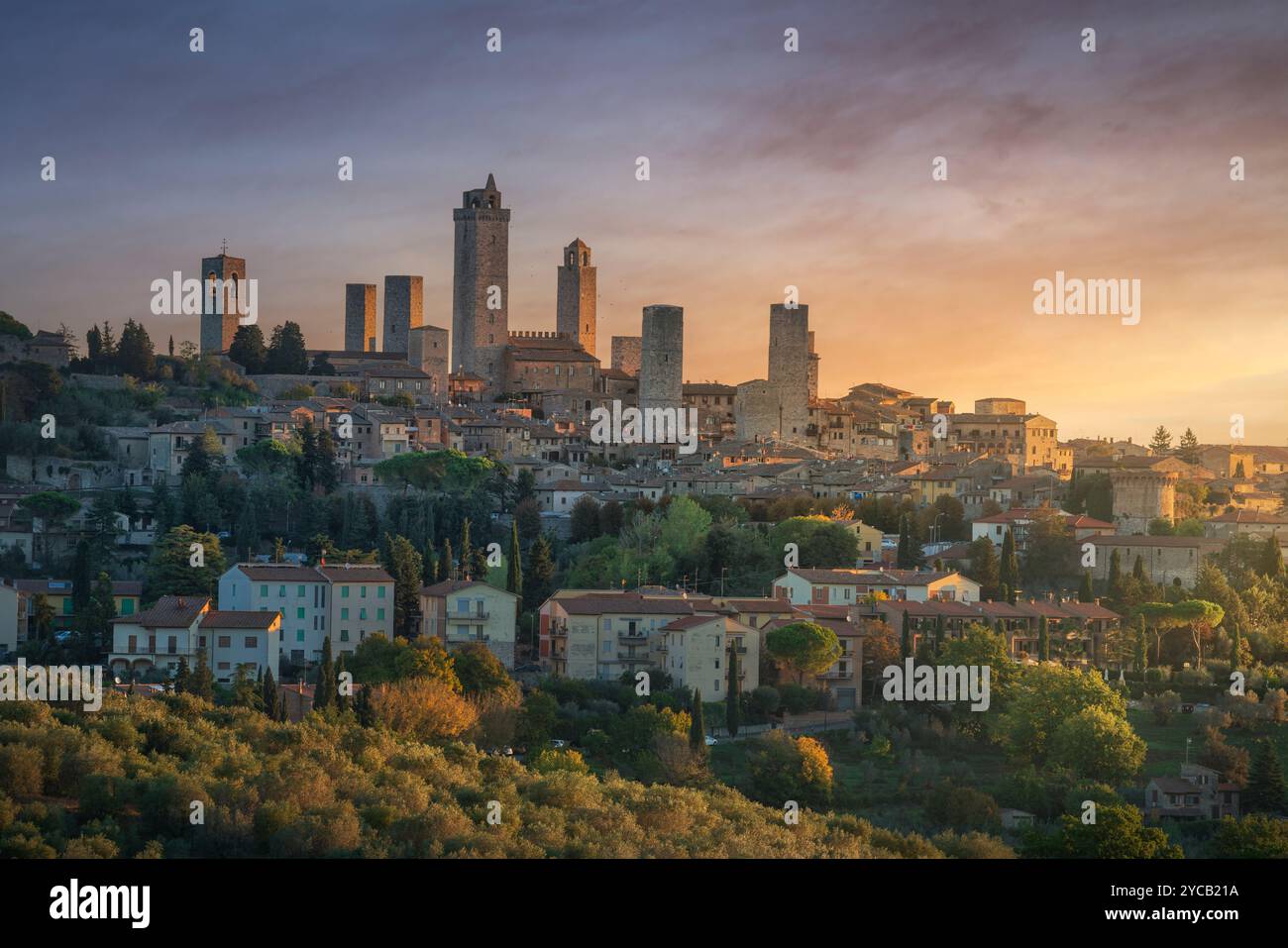 Die mittelalterlichen Türme des Dorfes San Gimignano bei Sonnenaufgang. Provinz Siena, Toskana, Italien Stockfoto