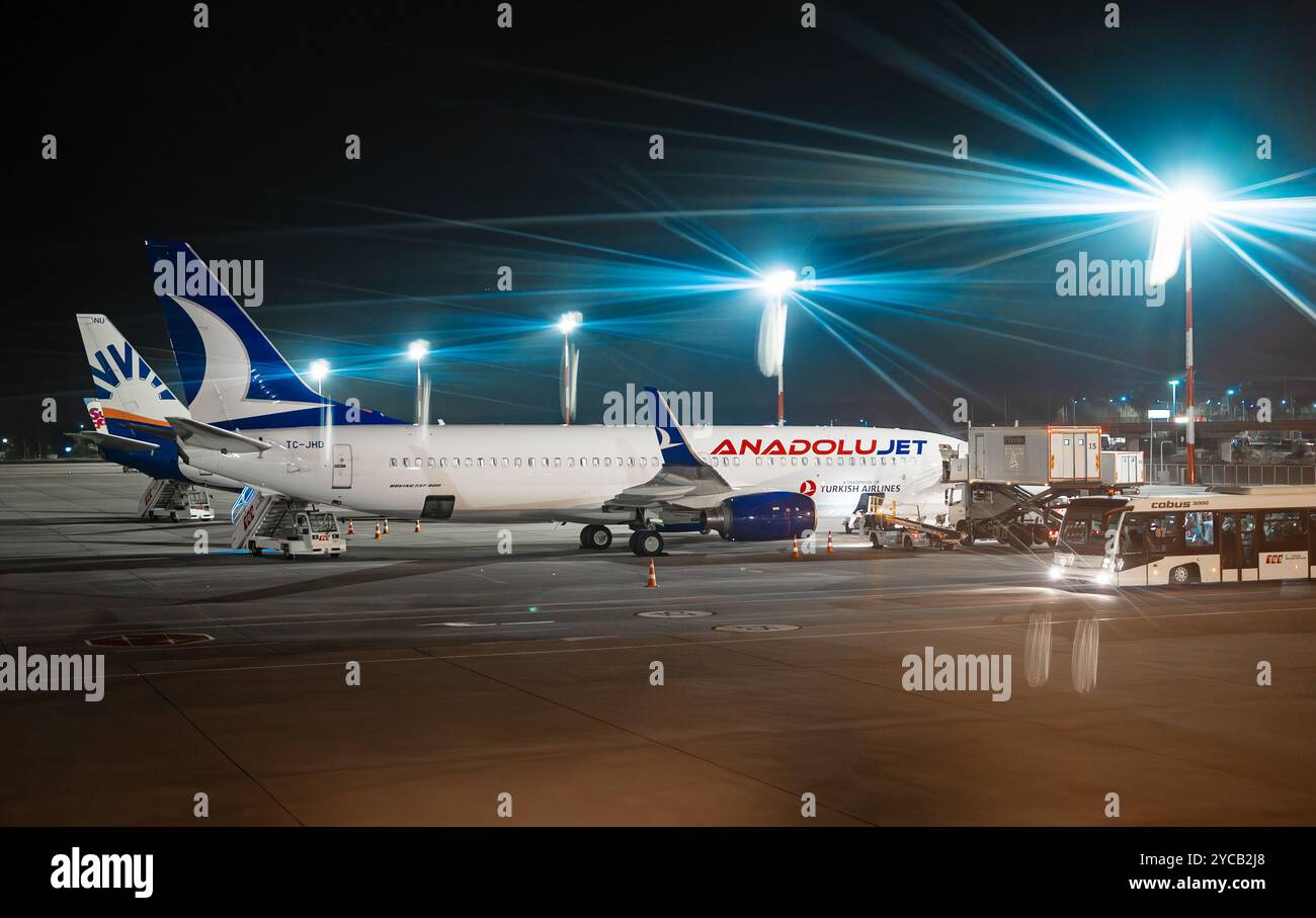 Antalya, Türkei - 14.06.2024: Flugzeuge auf dem Nachtflughafen Antalya. Redaktionelle Verwendung. Stockfoto