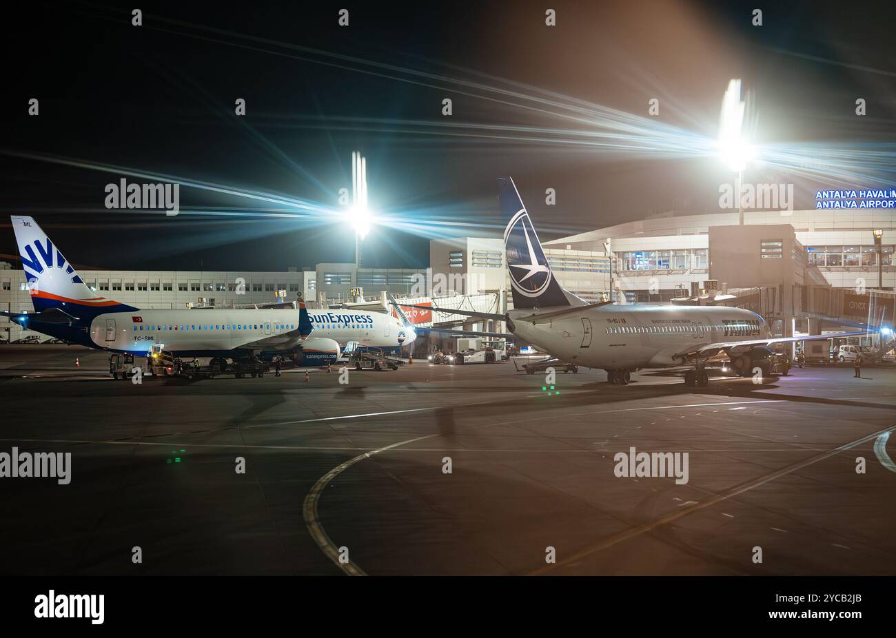 Antalya, Türkei - 14.06.2024: Flugzeuge auf dem Nachtflughafen Antalya. Redaktionelle Verwendung. Stockfoto