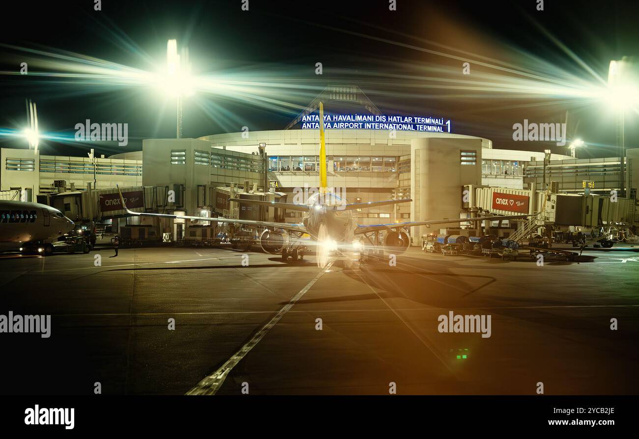 Antalya, Türkei - 14.06.2024: Flugzeuge auf dem Nachtflughafen Antalya. Redaktionelle Verwendung. Stockfoto
