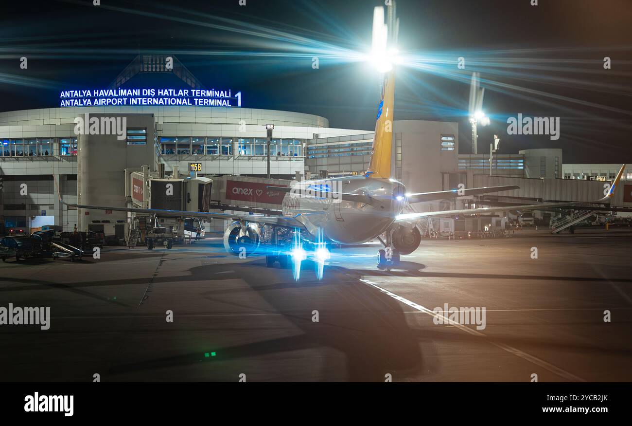 Antalya, Türkei - 14.06.2024: Flugzeuge auf dem Nachtflughafen Antalya. Redaktionelle Verwendung. Stockfoto