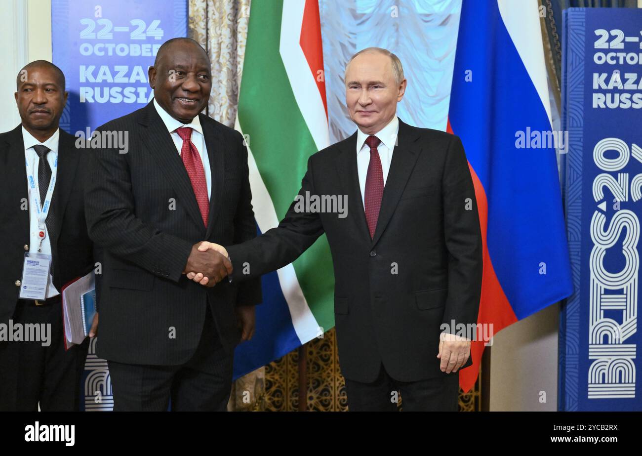 Kasan, Russland. Oktober 2024. Der russische Präsident Wladimir Putin, rechts, schüttelt dem südafrikanischen Präsidenten Cyril Ramaphosa, links, vor einem bilateralen Treffen am Rande des 16. BRICS-Gipfels am 22. Oktober 2024 in Kasan, Tatarstan und Russland die Hand. Quelle: Kristina Kormilitsyna/brics-russia2024.ru/Alamy Live News Stockfoto