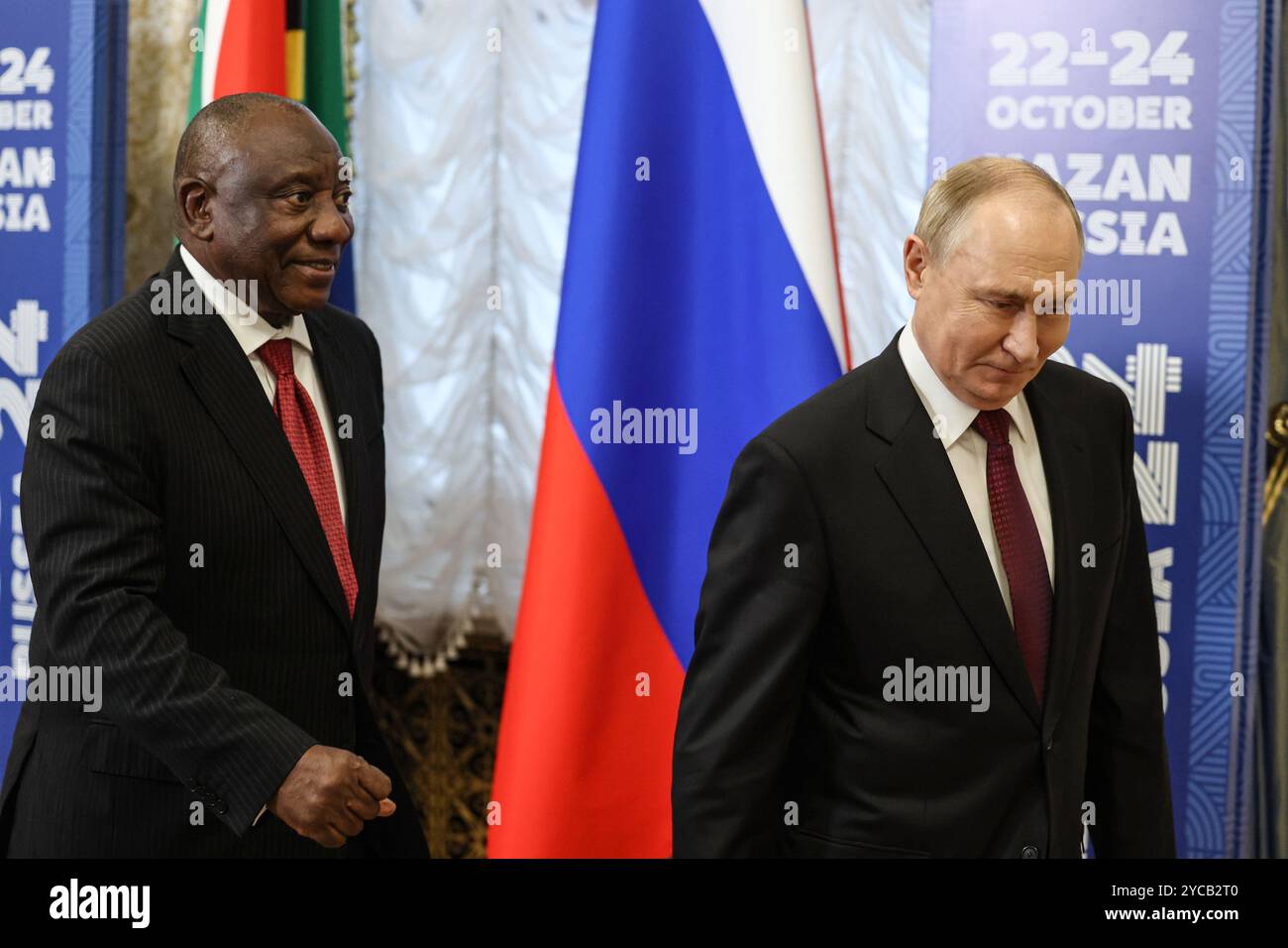 Kasan, Russland. Oktober 2024. Der russische Präsident Wladimir Putin, rechts, eskortiert den südafrikanischen Präsidenten Cyril Ramaphosa, links, zu einem bilateralen Treffen am Rande des 16. BRICS-Gipfels am 22. Oktober 2024 in Kasan, Tatarstan, Russland. Quelle: Alexander Kazakov/Sputnik via BRICS-Russia2024.Ru/Alamy Live News Stockfoto