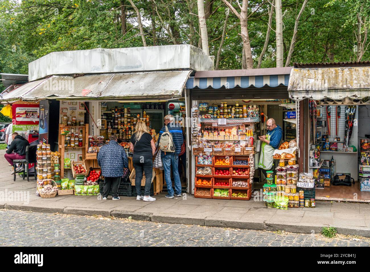 Polenmarkt in Swinemünde, Grenzmarkt in Swinoujscie, Polen, Europa Polenmarkt in Swinemünde, Grenzmarkt in Swinoujscie, Lebensmittel aus Polen, Verkauf von illegalen Waffen, Messer, Polenböller, illegales Feuerwerk, Polen, Europa *** polnischer Markt in Swinoujscie, Grenzmarkt in Swinoujscie, Polen, Europa polnischer Markt in Swinoujscie, Grenzmarkt in Swinoujscie, Lebensmittel aus Polen, Verkauf illegaler Waffen, Messer, polnisches Feuerwerk, illegales Feuerwerk, Polen, Europa Stockfoto