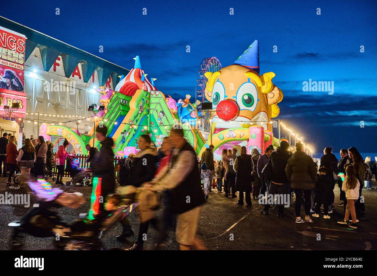 Das Lightpool Festival findet jährlich während der Blackpool Illumination während der Halbzeit Schulferien statt. Hüpfburg und Urlaubshandlungen Stockfoto