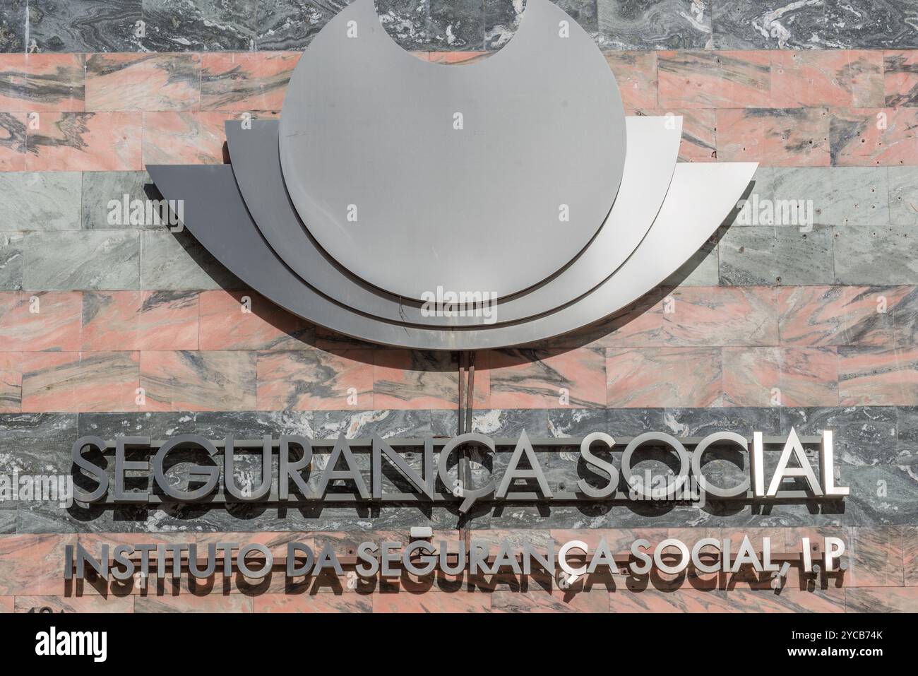 Ein markantes Schild zeigt den Namen des portugiesischen Sozialversicherungsinstituts vor einer texturierten Steinfassade Stockfoto