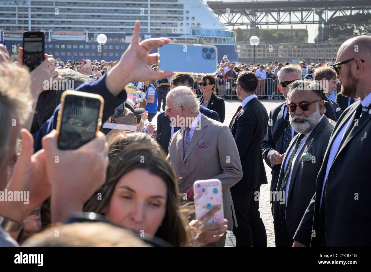 König Charles begrüßt die Öffentlichkeit vor dem Opernhaus. König Charles und Königin Camilla trafen sich am 22. Oktober 2024 im Opernhaus in Sydney. Ihre Majesties werden ab dem 18. Oktober 2024 in Australien sein, was den ersten Besuch von König Charles als Souverän in Australien feiert, und werden sich am 23. Oktober 2024 nach Samoa begeben, um die Regierungschefs des Commonwealth zu treffen. (Foto: George Chan / SOPA Images/SIPA USA) Stockfoto
