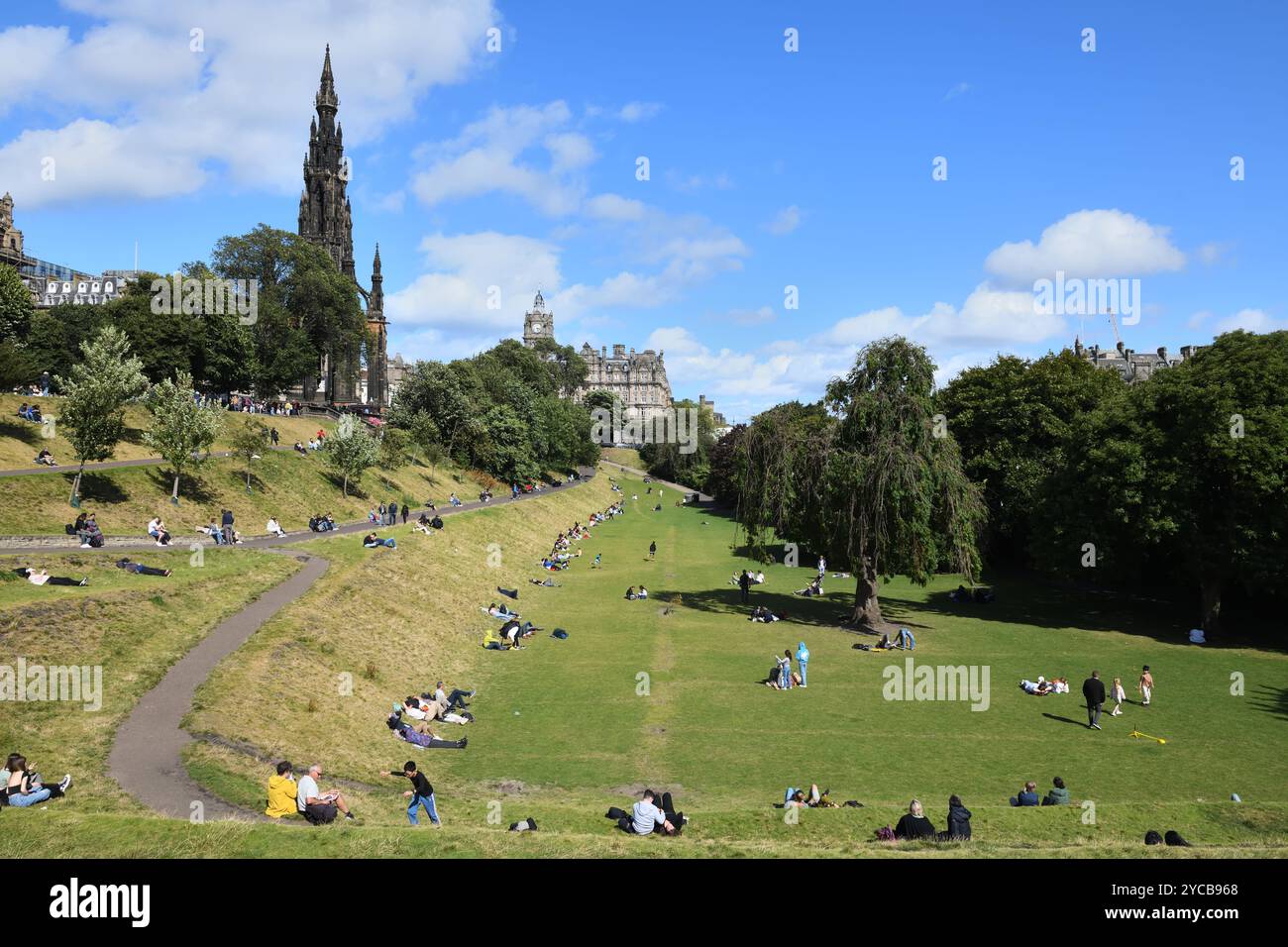 Menschen genießen die Sonne in den East Princes Street Gardens im Stadtzentrum von Edinburgh, Schottland. Stockfoto