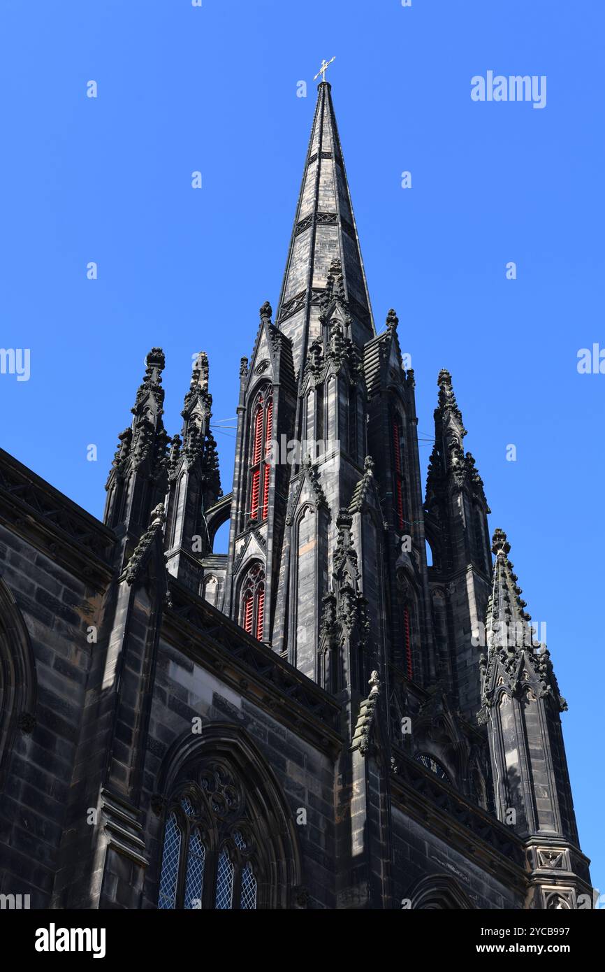 Die Tollbooth Kirk mit ihrer beeindruckenden gotischen Architektur ist ein Zeugnis von Edinburghs historischer und kultureller Bedeutung. Stockfoto