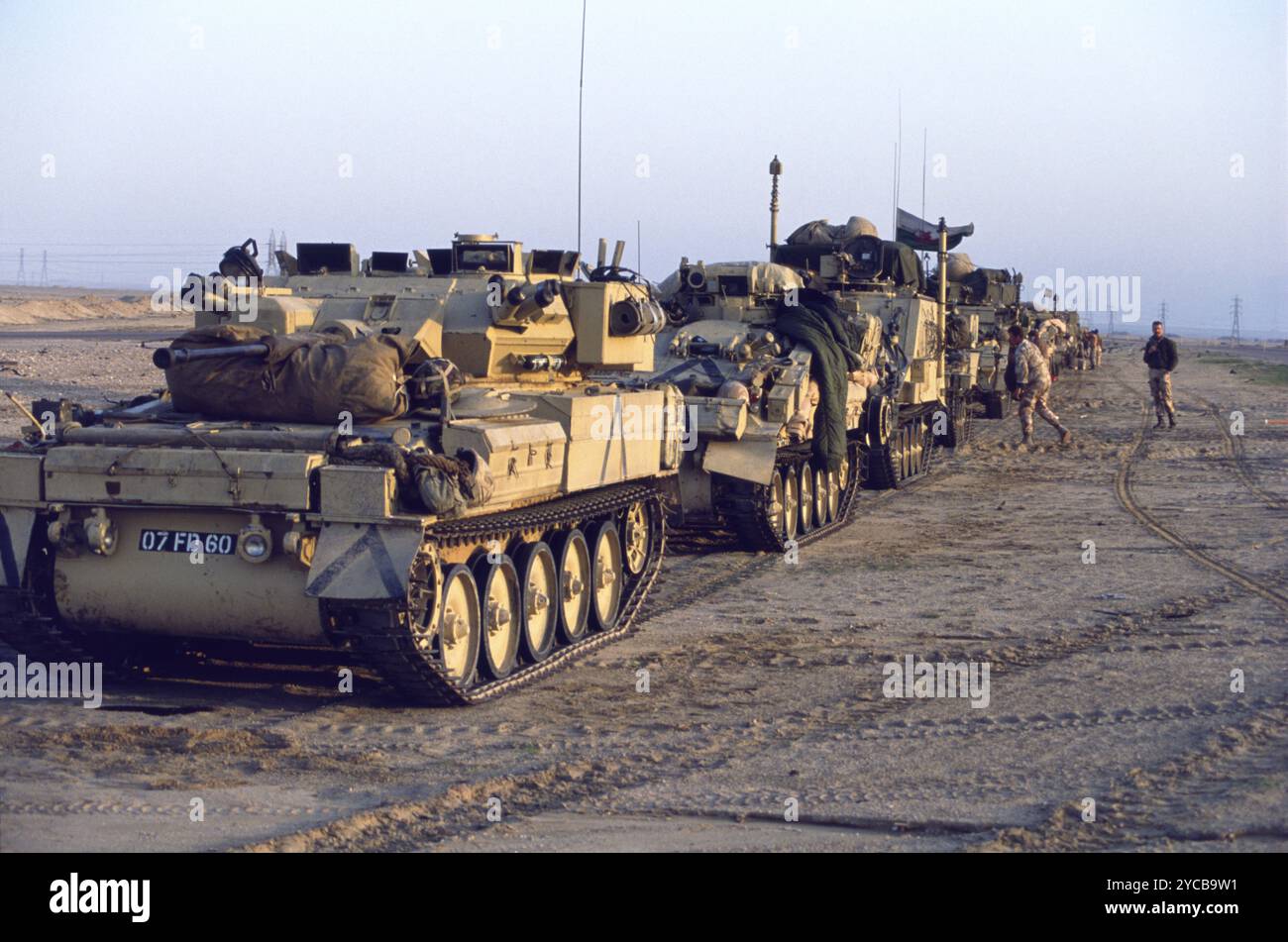 1. Golfkrieg: 10. März 1991 ein Scimitar FV107 führt eine Kolonne gepanzerter Fahrzeuge an, darunter FV103 Spartan APCs und FV105 Sultans, Mitglieder der 7. Panzerbrigade der britischen Armee, die Desert Rats, die sich darauf vorbereiten, Kuwait nach der Niederlage der irakischen Streitkräfte im Ersten Golfkrieg zu verlassen. Stockfoto