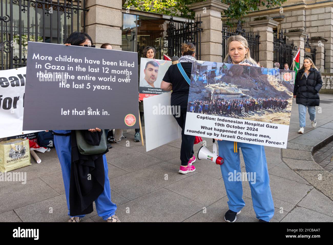 Dublin, Irland – 22. Oktober 2024. Mitglieder der irischen Gesundheitspersonal für Palästina versammeln sich am ersten Tag ihres dreitägigen Protestes vor dem Leinster House. Foto: Liam Murphy / Alamy Stockfoto