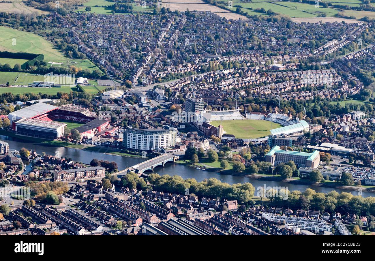 Ein Drohnenfoto von Nottingham Forest Football Ground und Trent Bridge Cricket Ground, Nottingham, East Midland, England, Großbritannien Stockfoto