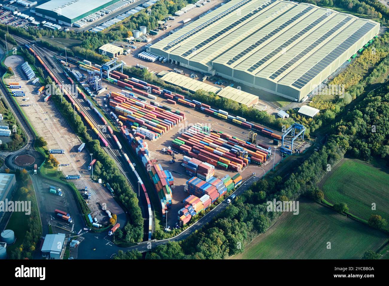 Eine Drohnenaufnahme vom Birmingham Intermodal Freight Terminal, Tamworth, West Midlands, Zentralengland, Großbritannien Stockfoto