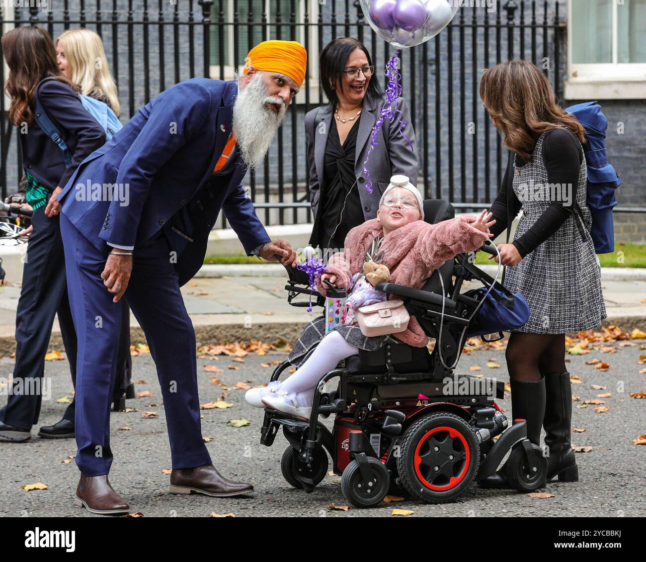 London, Großbritannien. Oktober 2024. Der achtjährige Florrie Bark, Gewinner des Child of Courage Awards, der schon in jungen Jahren gegen akute myeloische Leukämie kämpfte und auf eine Lungentransplantation (im Rollstuhl) wartet, mit Manny Singh King, dem Gewinner der ITV-Spendenaktion des Jahres. Die Gewinner des Pride of Britain Awards 2024 sowie Verwandte und andere kommen heute zu einem Empfang mit dem Premierminister in der Downing Street 10. Quelle: Imageplotter/Alamy Live News Stockfoto