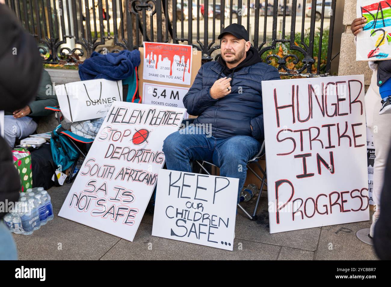 Oktober 2024. Vor dem Leinster House findet ein Hungerstreik statt, der den Schutz der Südafrikaner in Irland fordert. Foto: Liam Murphy / Alamy Stockfoto