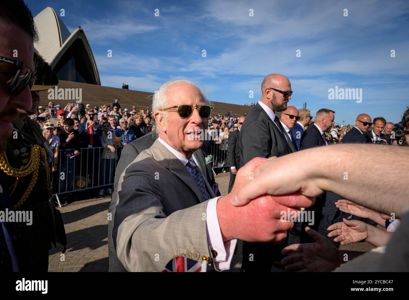 Sydney, Australien. Oktober 2024. König Charles begrüßt die Öffentlichkeit vor dem Opernhaus. König Charles und Königin Camilla trafen sich am 22. Oktober 2024 im Opernhaus in Sydney. Ihre Majesties werden ab dem 18. Oktober 2024 in Australien sein, was den ersten Besuch von König Charles als Souverän in Australien feiert, und werden sich am 23. Oktober 2024 nach Samoa begeben, um die Regierungschefs des Commonwealth zu treffen. Quelle: SOPA Images Limited/Alamy Live News Stockfoto