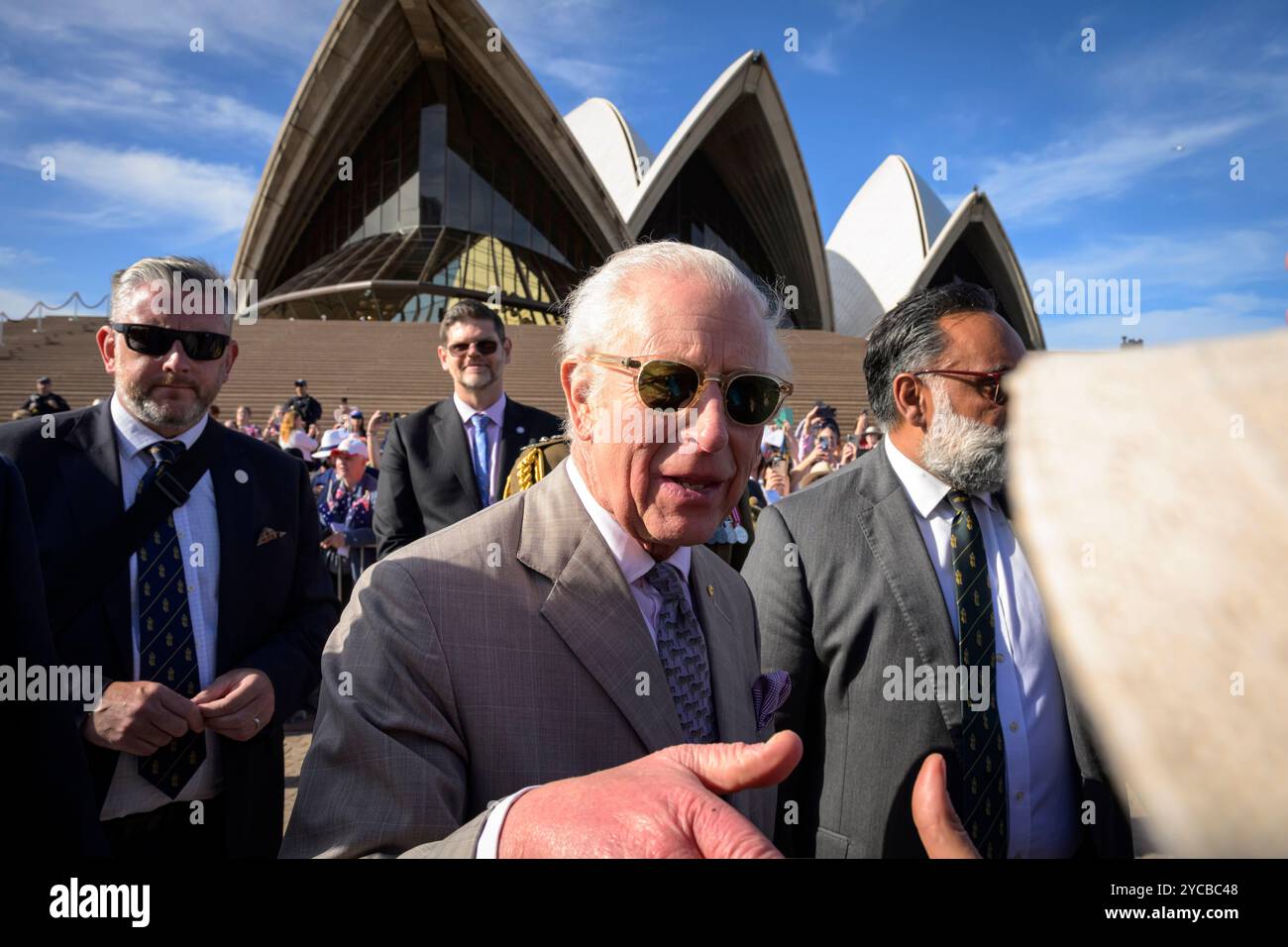 Sydney, Australien. Oktober 2024. König Charles begrüßt die Öffentlichkeit vor dem Opernhaus. König Charles und Königin Camilla trafen sich am 22. Oktober 2024 im Opernhaus in Sydney. Ihre Majesties werden ab dem 18. Oktober 2024 in Australien sein, was den ersten Besuch von König Charles als Souverän in Australien feiert, und werden sich am 23. Oktober 2024 nach Samoa begeben, um die Regierungschefs des Commonwealth zu treffen. Quelle: SOPA Images Limited/Alamy Live News Stockfoto