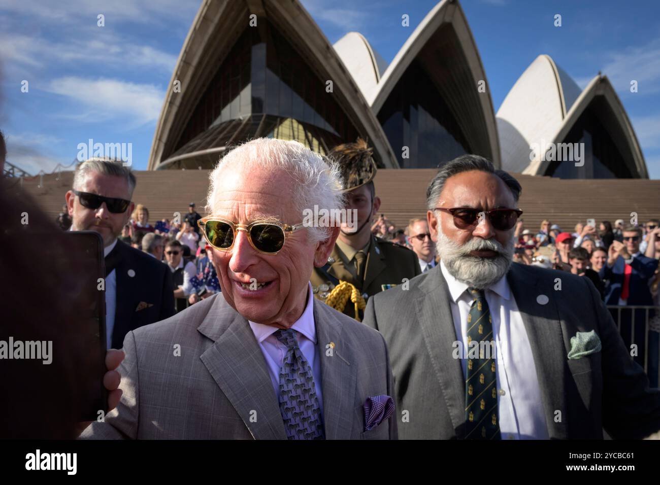 Sydney, Australien. Oktober 2024. König Charles begrüßt die Öffentlichkeit vor dem Opernhaus. König Charles und Königin Camilla trafen sich am 22. Oktober 2024 im Opernhaus in Sydney. Ihre Majesties werden ab dem 18. Oktober 2024 in Australien sein, was den ersten Besuch von König Charles als Souverän in Australien feiert, und werden sich am 23. Oktober 2024 nach Samoa begeben, um die Regierungschefs des Commonwealth zu treffen. Quelle: SOPA Images Limited/Alamy Live News Stockfoto