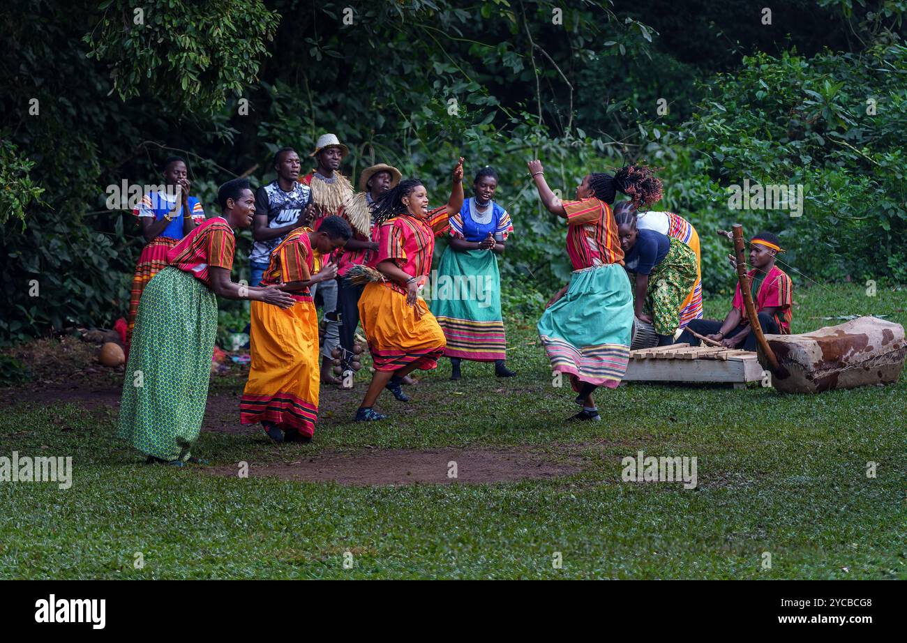 Batwa-Tänzer, Die Traditionellen Tanz Aufführen Stockfoto