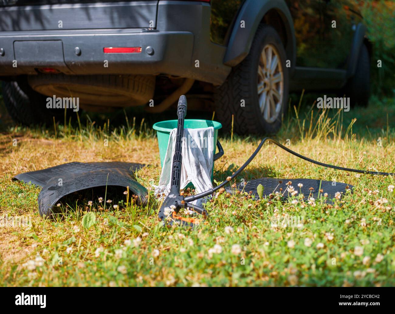 Waschen eines Autos im Garten, sonniges Tagesbild, keine Leute Stockfoto
