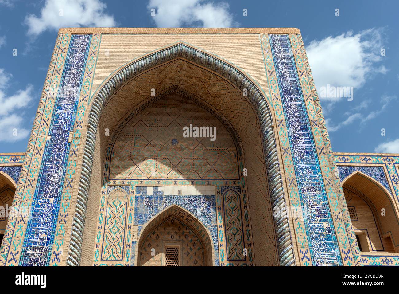 Die Hauptfassade der Ulugbek Madrasah liegt an einem sonnigen Tag unter bewölktem Himmel. Buchara, Usbekistan Stockfoto