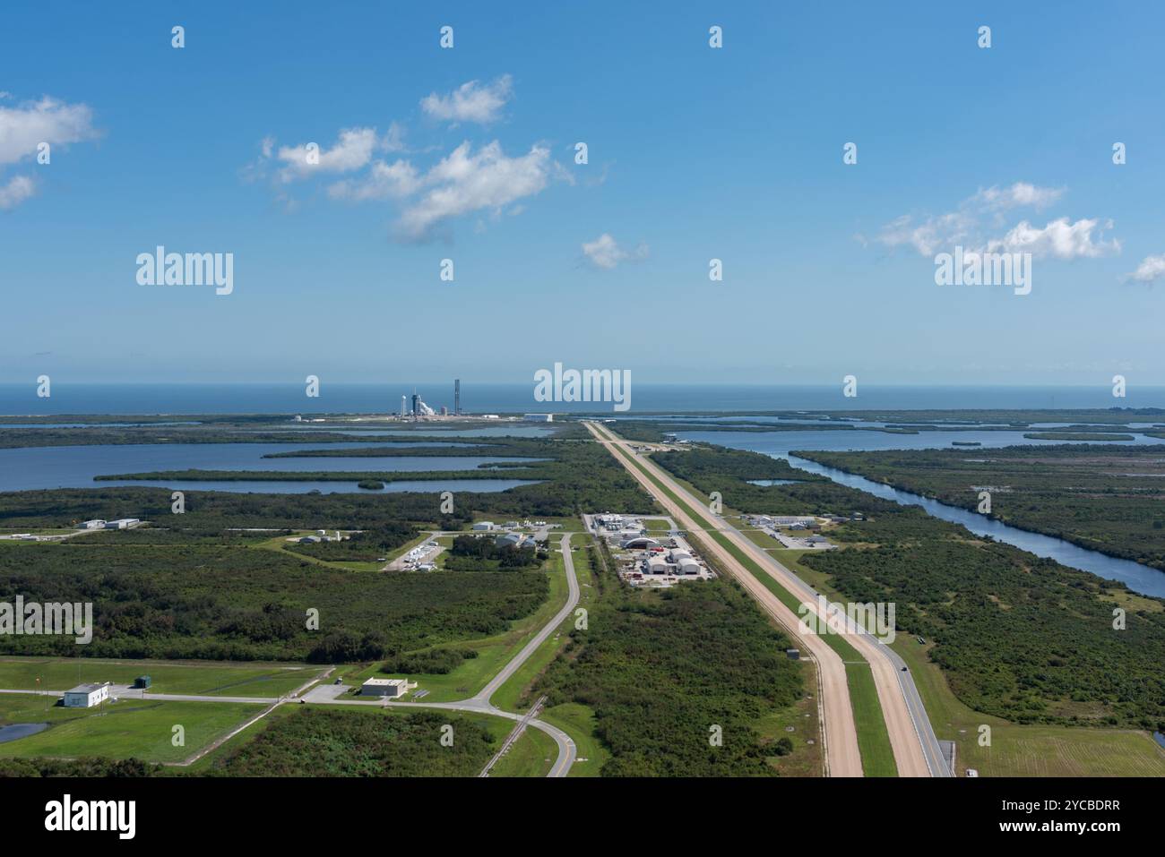 Ansicht des LC-39A mit Falcon Heavy vom Dach des NASA Vehicle Assembly Building Stockfoto Ansicht des LC-39A mit Falcon Heavy vom Dach des NASA Vehicle Assembly Building Stockfoto