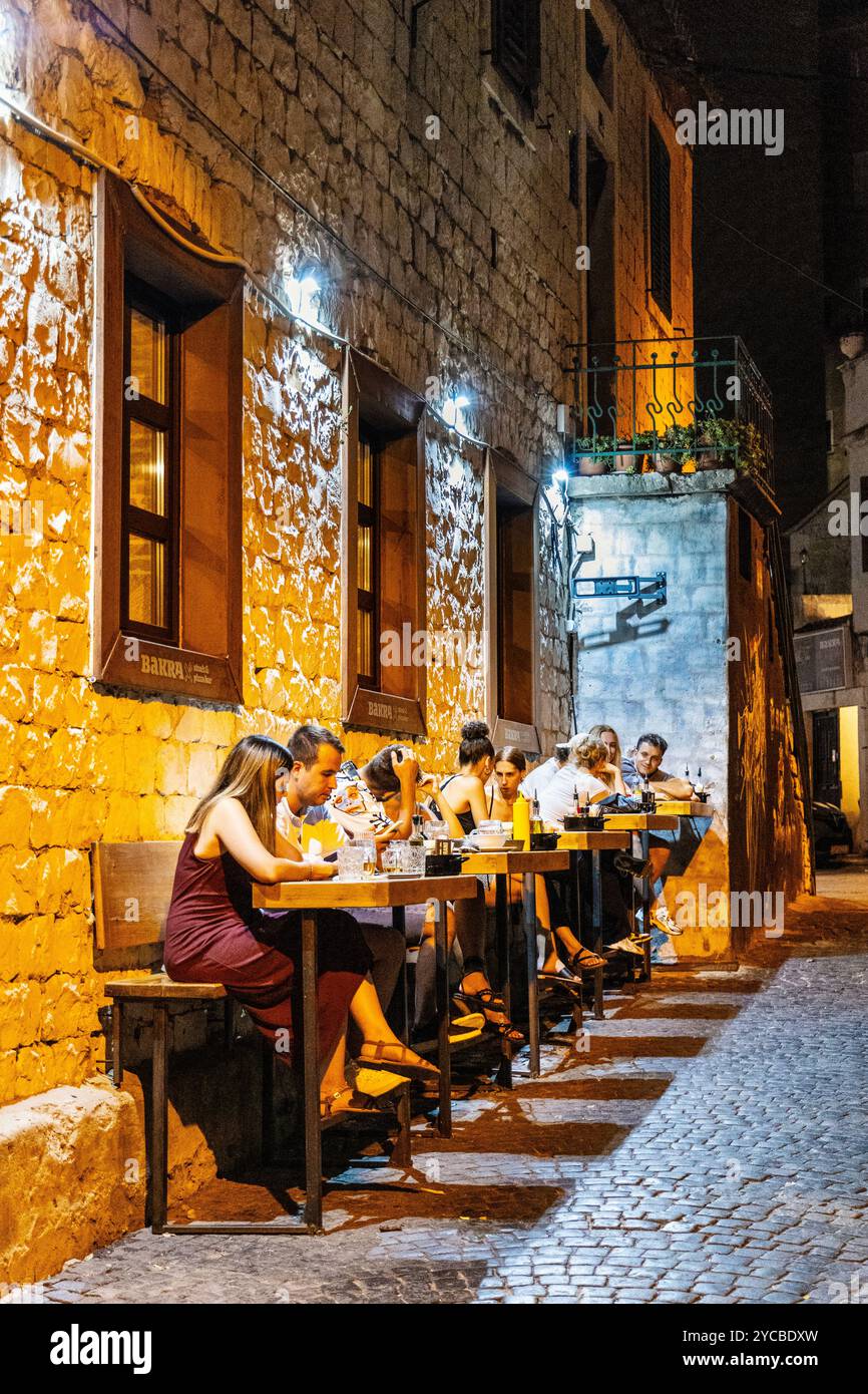 Gäste speisen abends im Restaurant Bakra Steak and Pizza Bar, Split, Kroatien Stockfoto