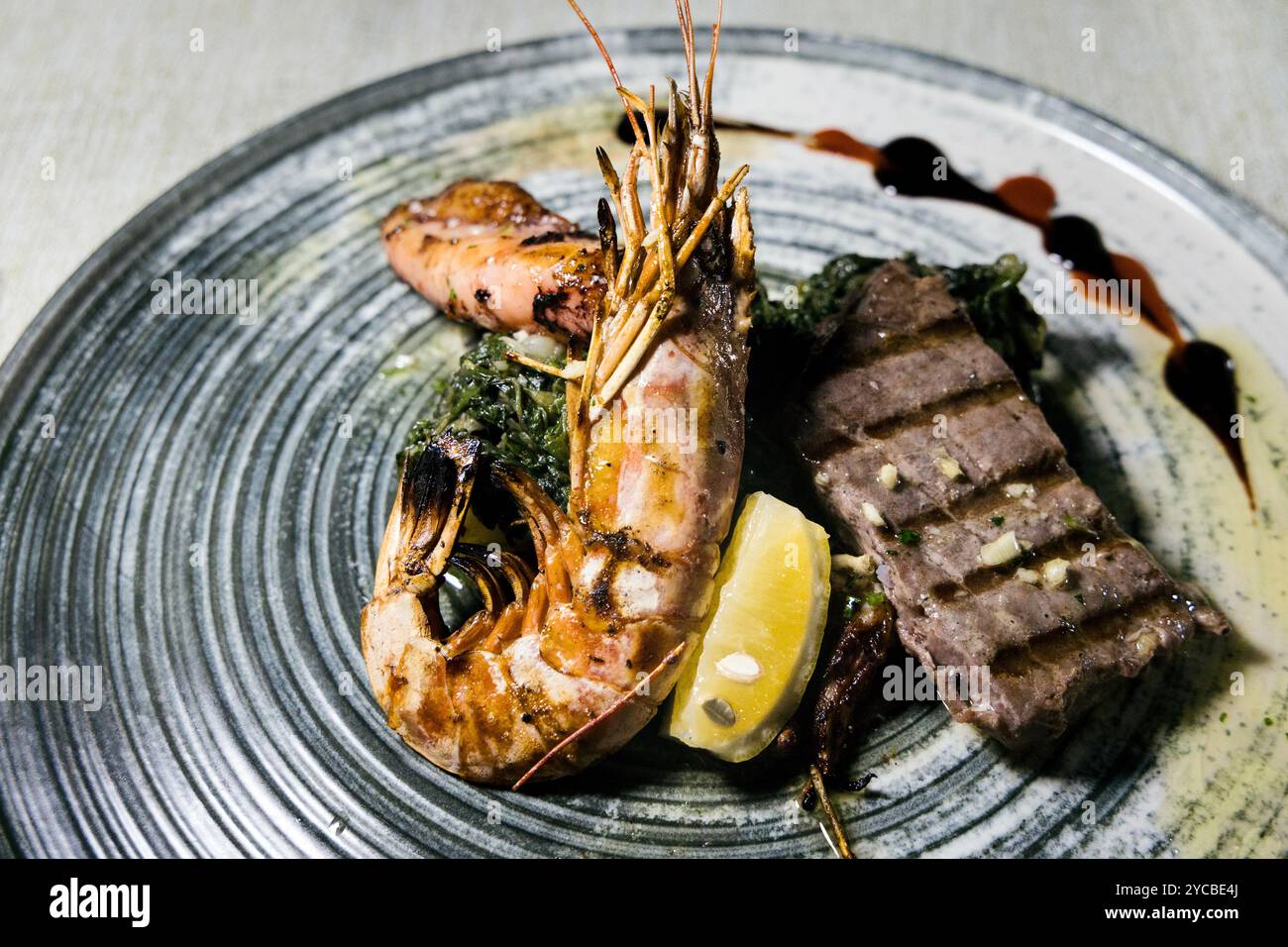 Gegrillter Garnelenthunfisch und Tintenfisch im Navigare Restaurant, Milna, Brac, Kroatien Stockfoto