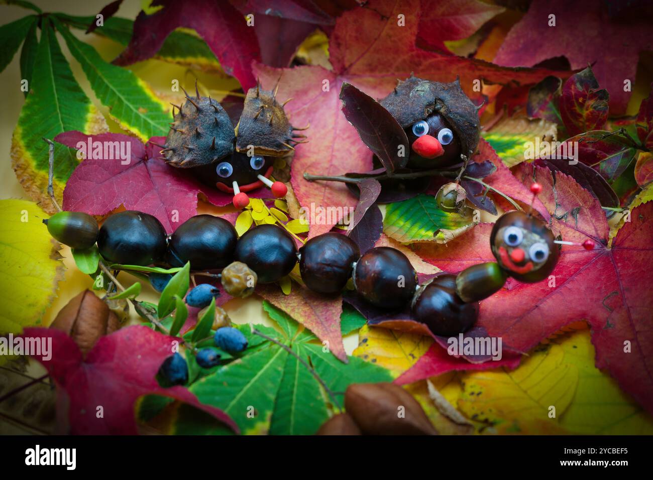 Herbstfiguren aus Kastanien auf einem wunderschönen pastellfarbenen Hintergrund Stockfoto