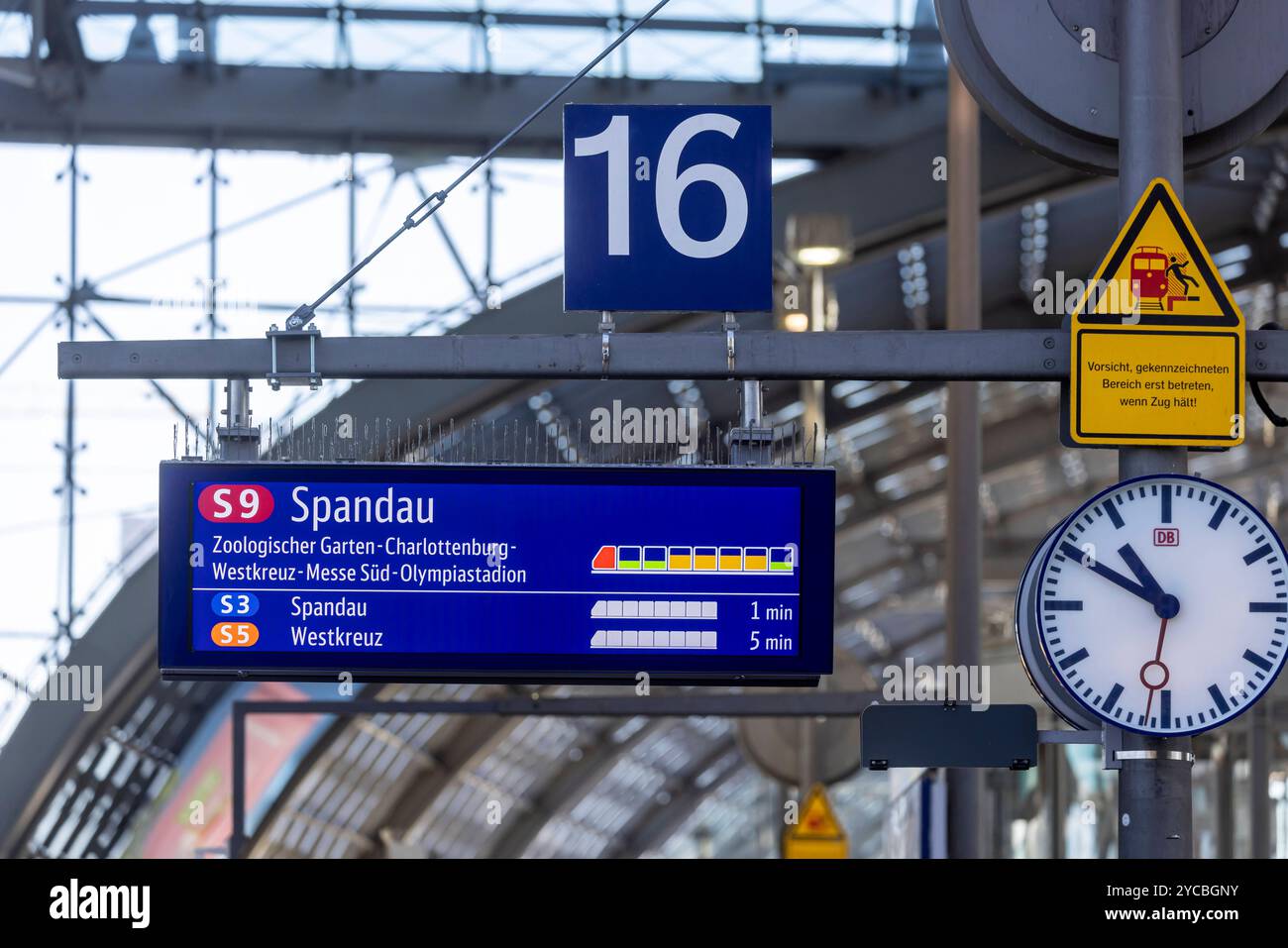 Wie voll ist meine S-Bahn Lichtsensoren zeigen an, wie stark einzelne S-Bahn-Wagen ausgelastet sind. Lightgate am Hauptbahnhof Berlin. // 29.09.2024: Berlin, Deutschland, Europa *** wie voll ist meine S-Bahn Lichtsensoren zeigen, wie voll einzelne S-Bahn-Wagen sind Lightgate am Berliner Hauptbahnhof 29 09 2024 Berlin, Deutschland, Europa Stockfoto