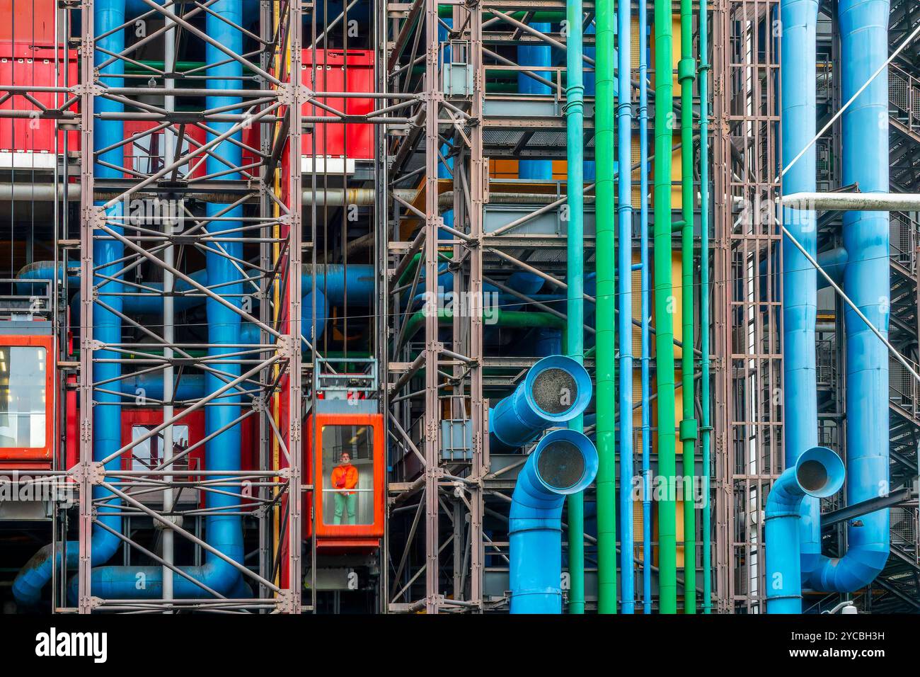 Farbenfrohe Fahrstühle und Pfeifen im Centre Pompidou (oder Beaubourg), moderne Architektur von Renzo Piano und Richard Rogers in Paris Frankreich Stockfoto