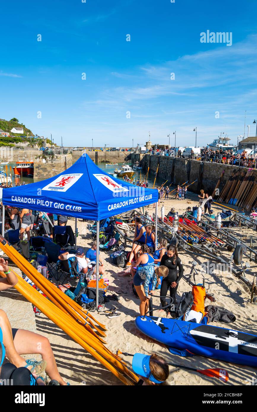 Piloten-Gig-Crews versammelten sich für die Women's Newquay County Championships Cornish Pilot Gig Rowing im Newquay Harbour Harbor in Newquay in Cornwall in t Stockfoto