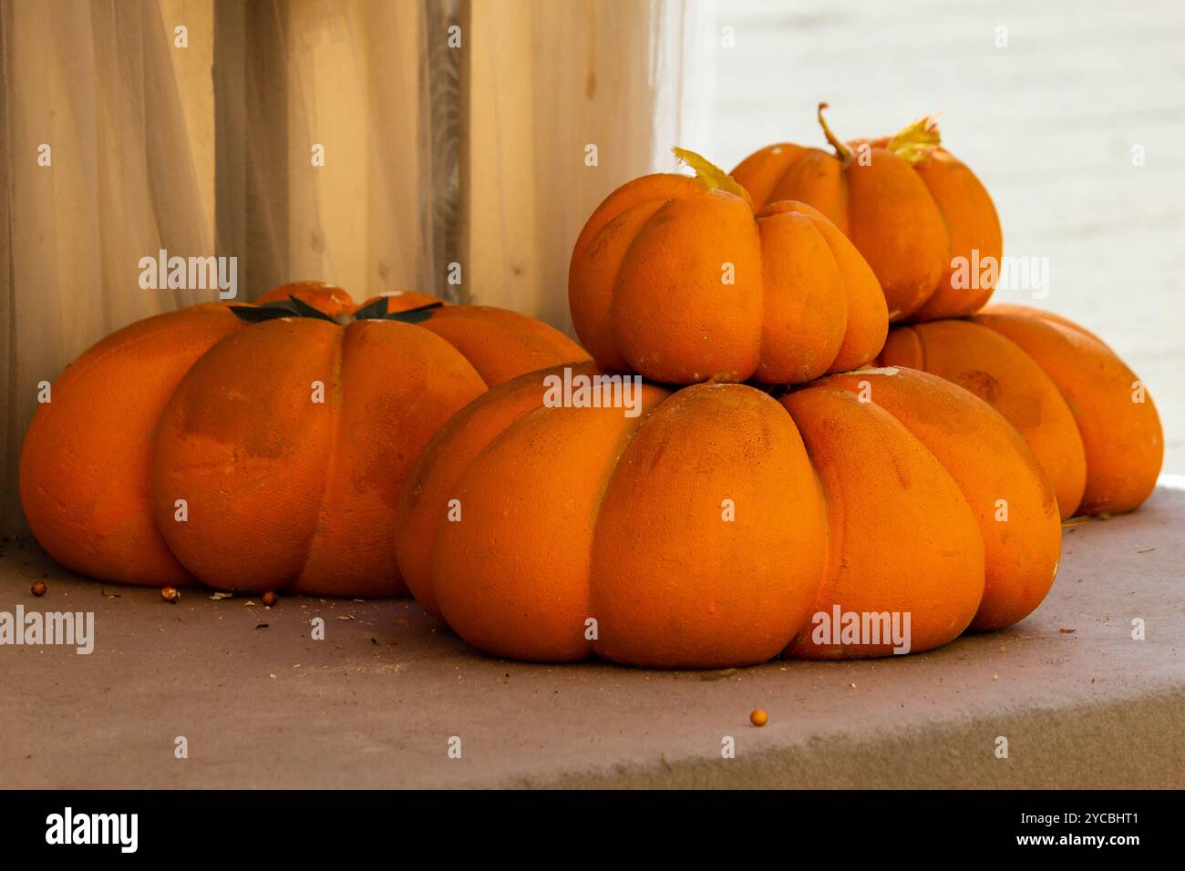 Großer Orangefarbener Kürbis Im Innenbereich Für Herbstdekor Stockfoto