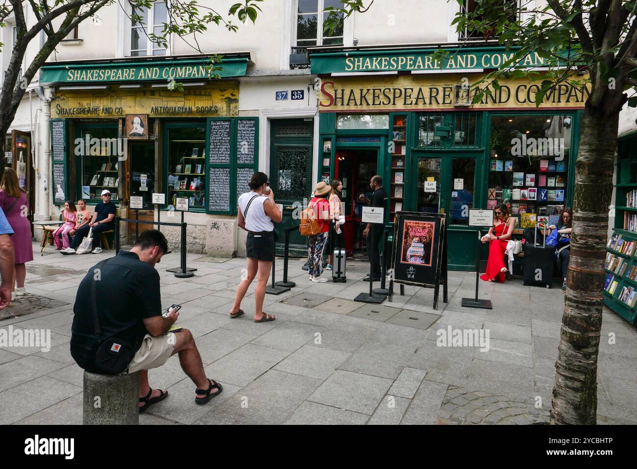 Shakespeare and Company in Paris, Frankreich. Shakespeare and Company ist eine englischsprachige Buchhandlung, die 1951 von George Whitman eröffnet wurde. Stockfoto